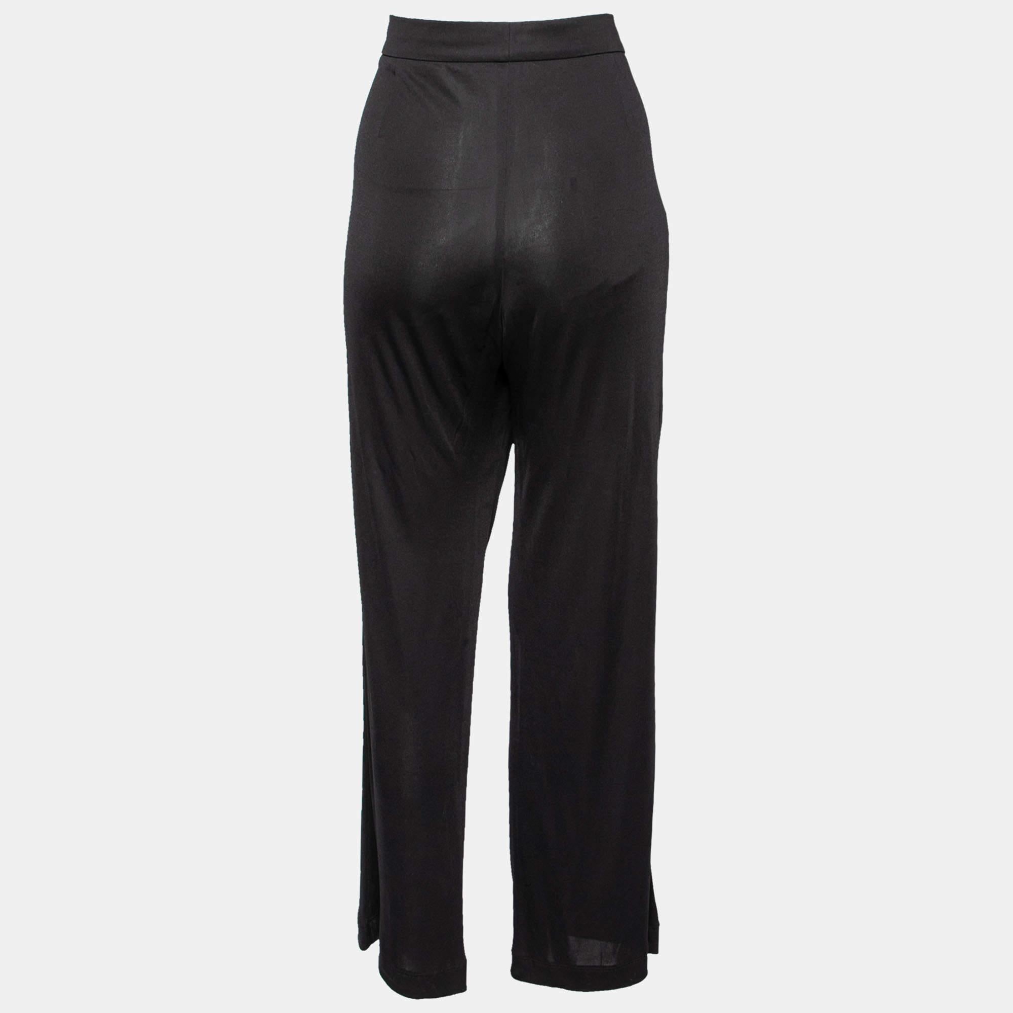 The straight silhouette of this pair of Emilio Pucci trousers will offer you a chic appeal. Made from quality fabric it is secured by a front button closure and will perfectly complement a solid top.