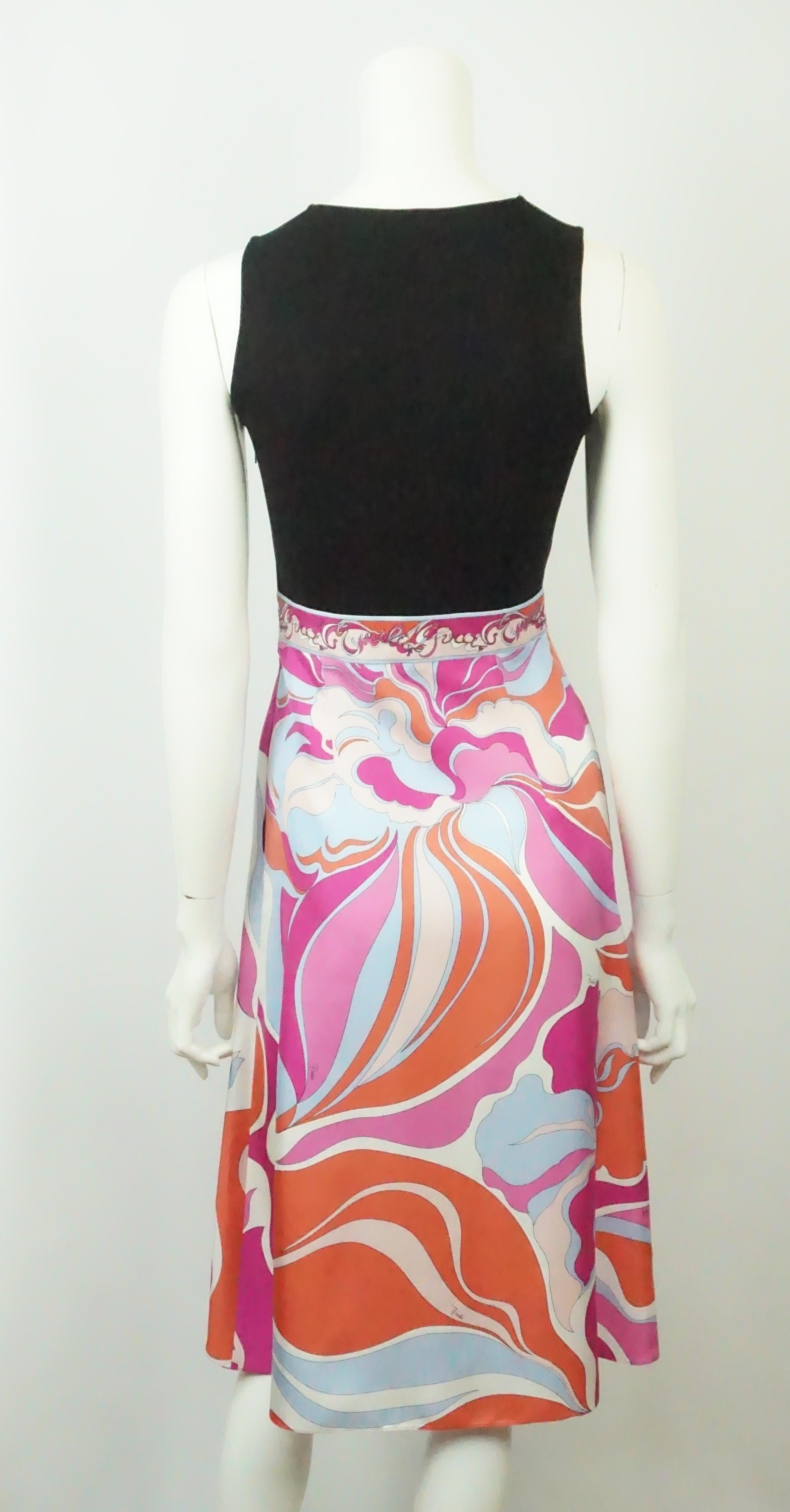 Emilio Pucci - Robe sans manches en tricot noir et imprimé soie multiple - 4  Cette création de Pucci est parfaite pour l'été. Le haut de la robe est en tricot noir, sans manches, avec un décolleté en V et une fermeture éclair latérale. Cette partie