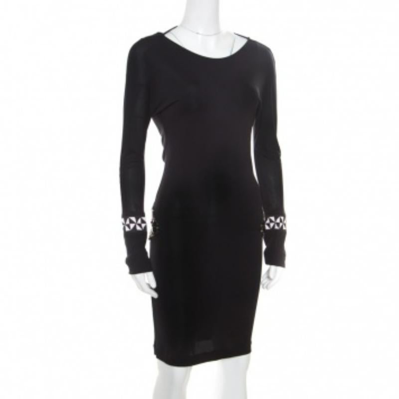 Cette robe fourreau d'Emilio Pucci ne manquera pas de faire chavirer les cœurs et de faire de vous le centre d'attraction ! Cette création noire est réalisée en 100 % viscose et présente une silhouette féminine flatteuse. Il est orné de cristaux sur