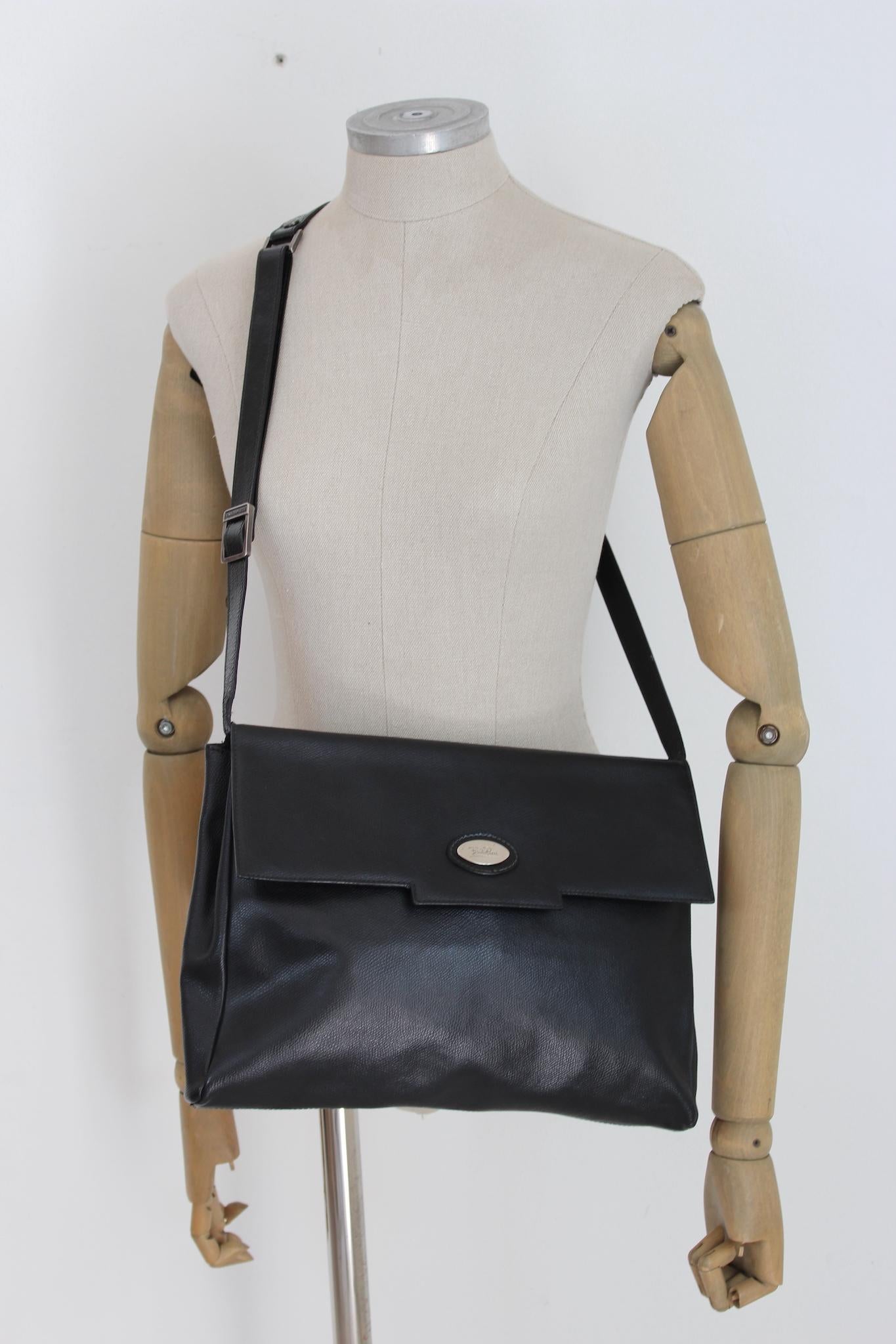 Emilio Pucci vintage 80s shoulder bag. Black color with silver details, textured leather fabric. Adjustable shoulder strap, internally lined in cotton with pocket. Made in Italy.

Reference code: 7536

Height: 25 cm
Width: 34 cm
Depth: 6 cm
Shoulder