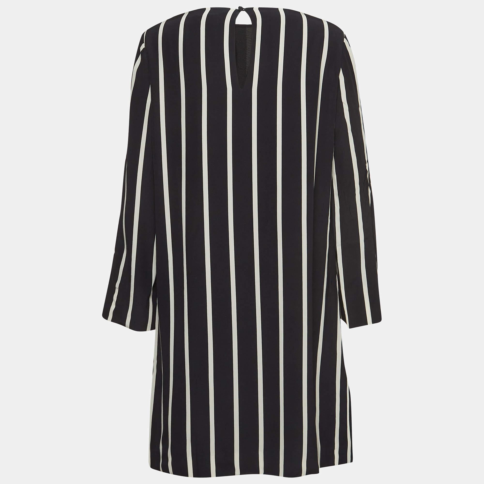 Dieses gut verarbeitete Designerkleid zelebriert das klassische Design und den beständigen Stil. Sorgfältige Detailarbeit und hochwertige MATERIALIEN sorgen für Komfort und eine schmeichelhafte Silhouette. Sein klassisches Design überdauert