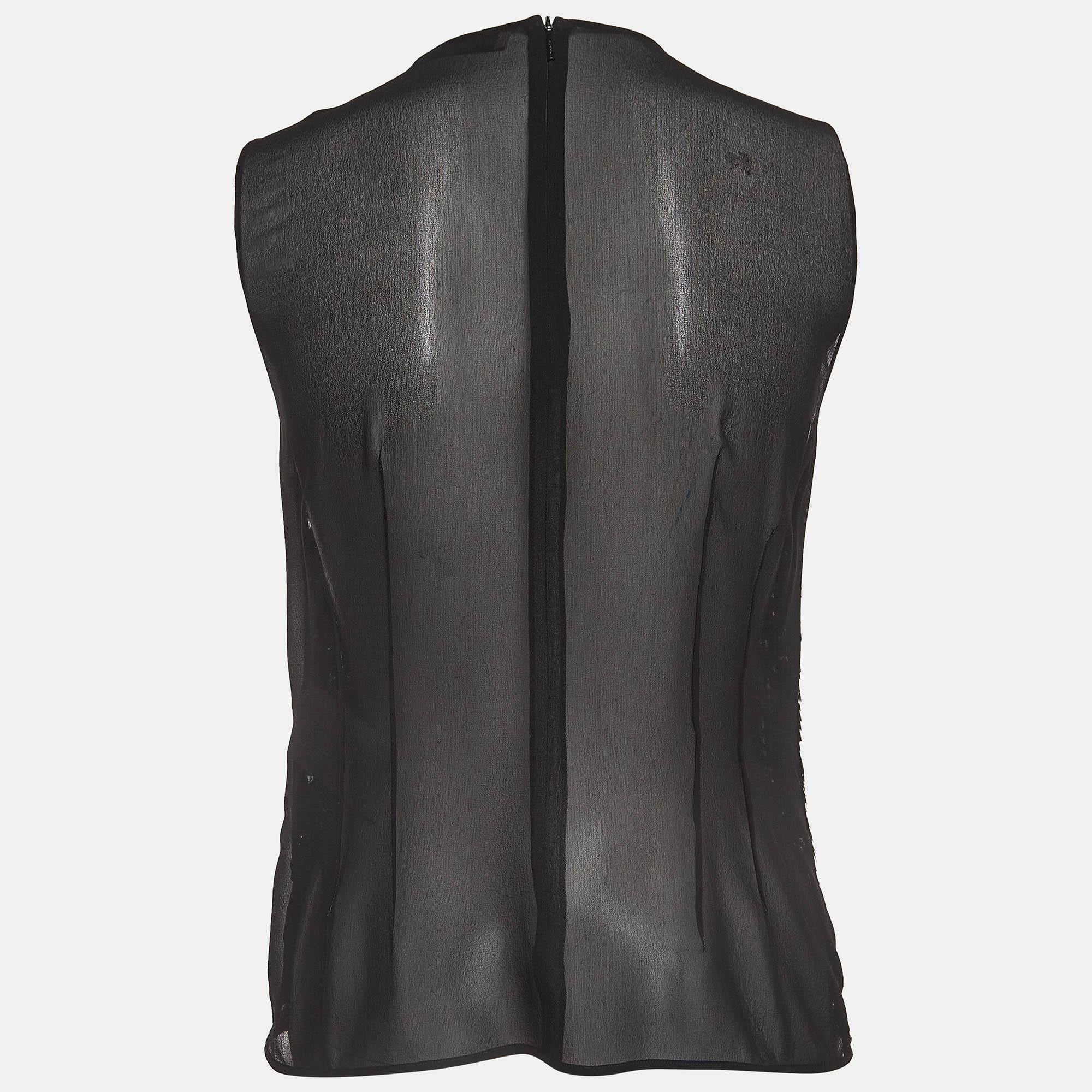 Ce haut de créateur est synonyme de style et de confort. Confectionné dans les meilleurs tissus  la création a fait l'objet d'un grand nombre de détails. Il s'associe à une jupe et à des talons.