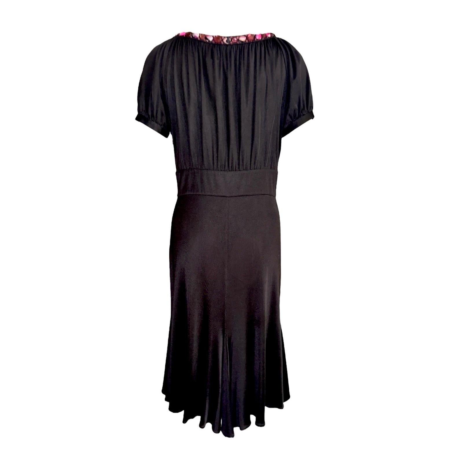 Superbe robe en soie Emilio Pucci.
Merveilleux design drapé
Longueur midi
Encolure et ligne de taille magnifiquement embellies, certaines pierres sont recouvertes de tissu imprimé Pucci.
Une robe si discrète avec des touches minimes du célèbre