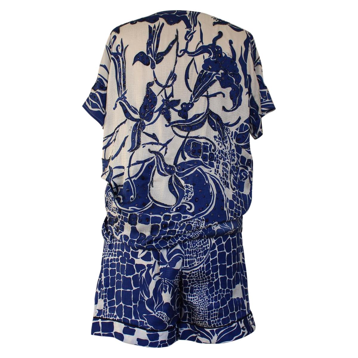 Emilio Pucci Firenze
Silk
Blue and white color
Blouse :
Shoulder / hem length cm 79 (31.1 inches)
Shoulder cm 39 (15.3 inches)
Four pockets Shorts
Length cm 43 (16.9 inches)
Waist cm 36 (14.17 inches)Worldwide express shipping included in the price !