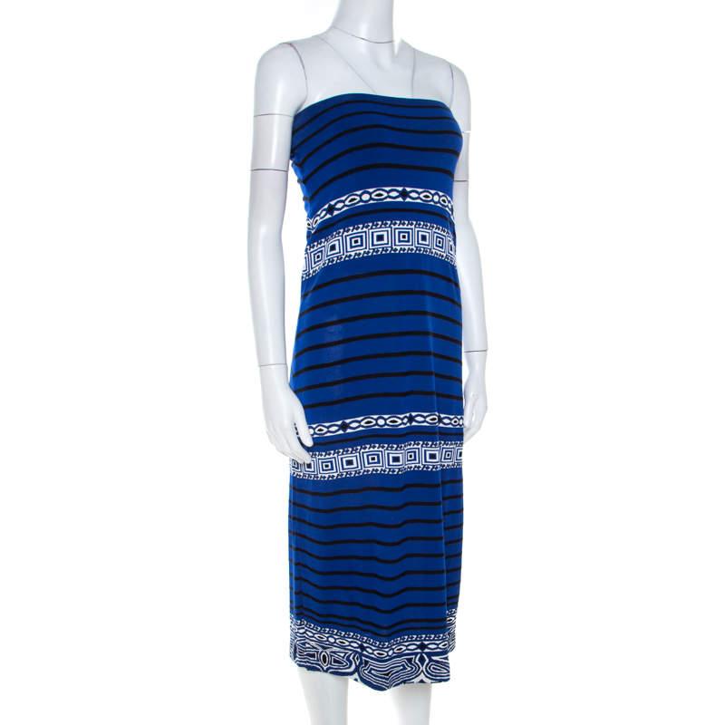 Look your best when you outfit up in this smart Emilio Pucci outfit to a day out with friends. This attire is an admirable piece that can be paired with a variety of accessories. It is tailored with a cotton blend into a strapless style with