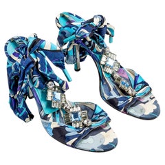 Escarpins à talons enveloppants Emilio Pucci en soie bleue et ornés de bijoux argentés