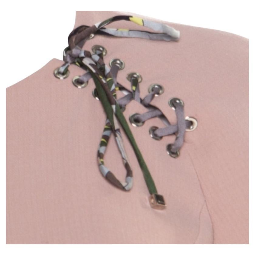 Sichern Sie sich dieses prächtige Kleid von Emilio Pucci für alle Ihre besonderen Anlässe. Es ist aus feinem Mischgewebe geschneidert, hat ein kontrastierendes Bindedetail auf der Vorderseite und kurze Ärmel. Mit diesem hübschen rosafarbenen Kleid