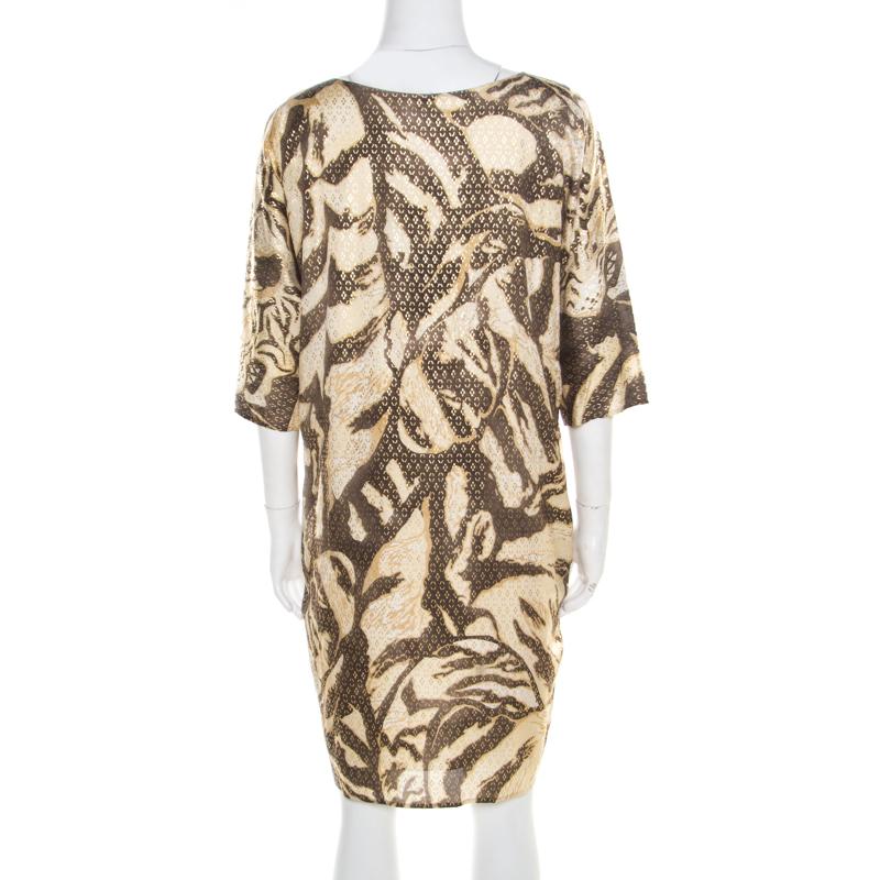 Gorgeously designed to make you look amazing, this Emilio Pucci dress definitely needs to be on your wishlist! The brown and beige creation is made of silk and features a foil print all over. It flaunts a round neckline and long sleeves. Pair it