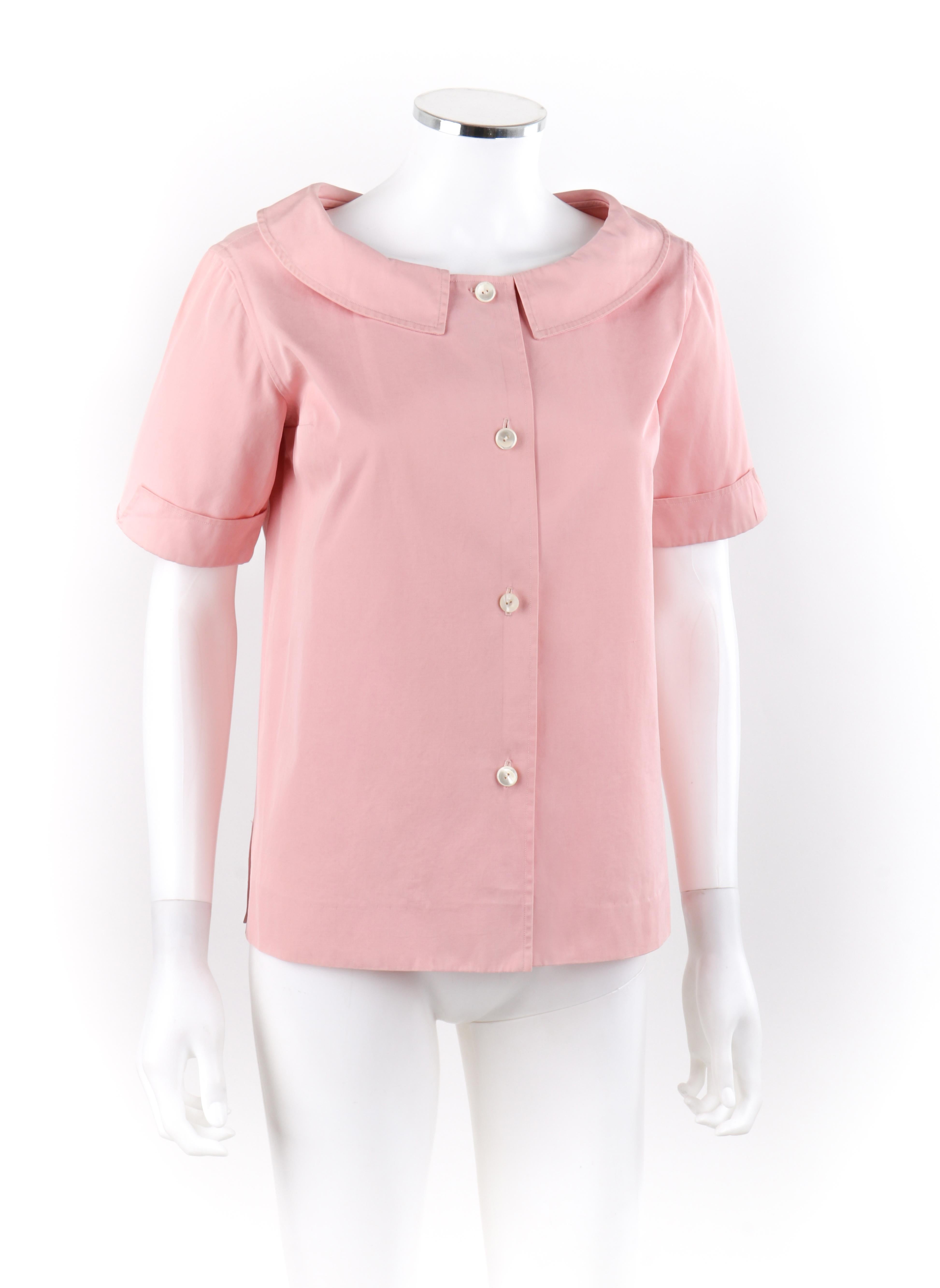 EMILIO PUCCI c.1950 Rosa Camicetta a manica corta con bottoni Top
Circa: anni '50 
Etichetta/e: Emilio Capri S.R.L.; Made in Italy per Lord & Taylor
Designer: Emilio Pucci
Stile: Camicetta con bottoni
Colore(i): Rosa
Foderato: No
Contenuto del