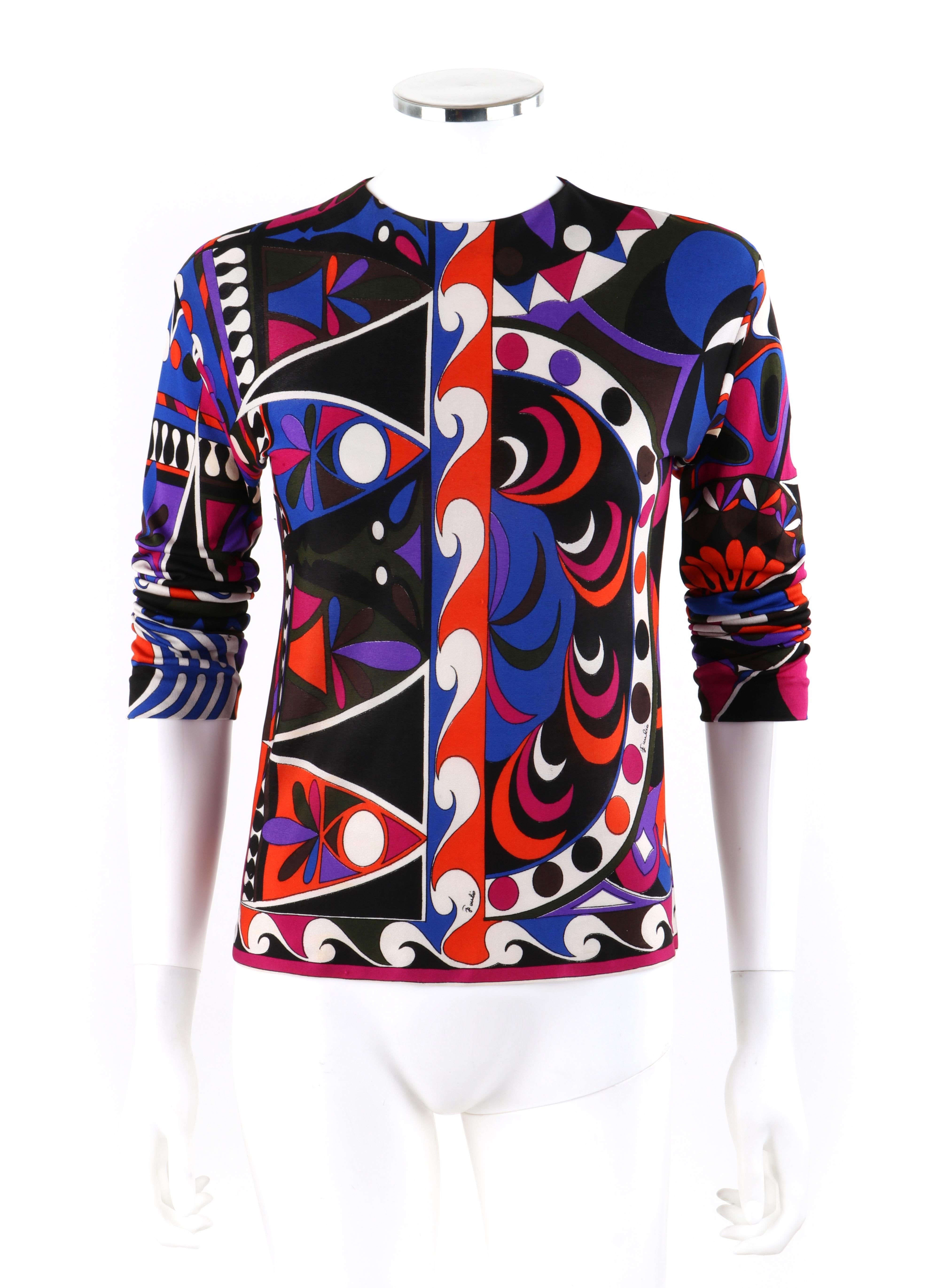 EMILIO PUCCI c.1960's Geometric Wave Abstract Signature Print Top en jersey de soie
 
Circa : 1960's
Étiquette(s) : Emilio Pucci ; Exclusivement pour Saks Fifth Avenue
Créateur : Emilio Pucci
Style : Top à manches longues et à col ras du