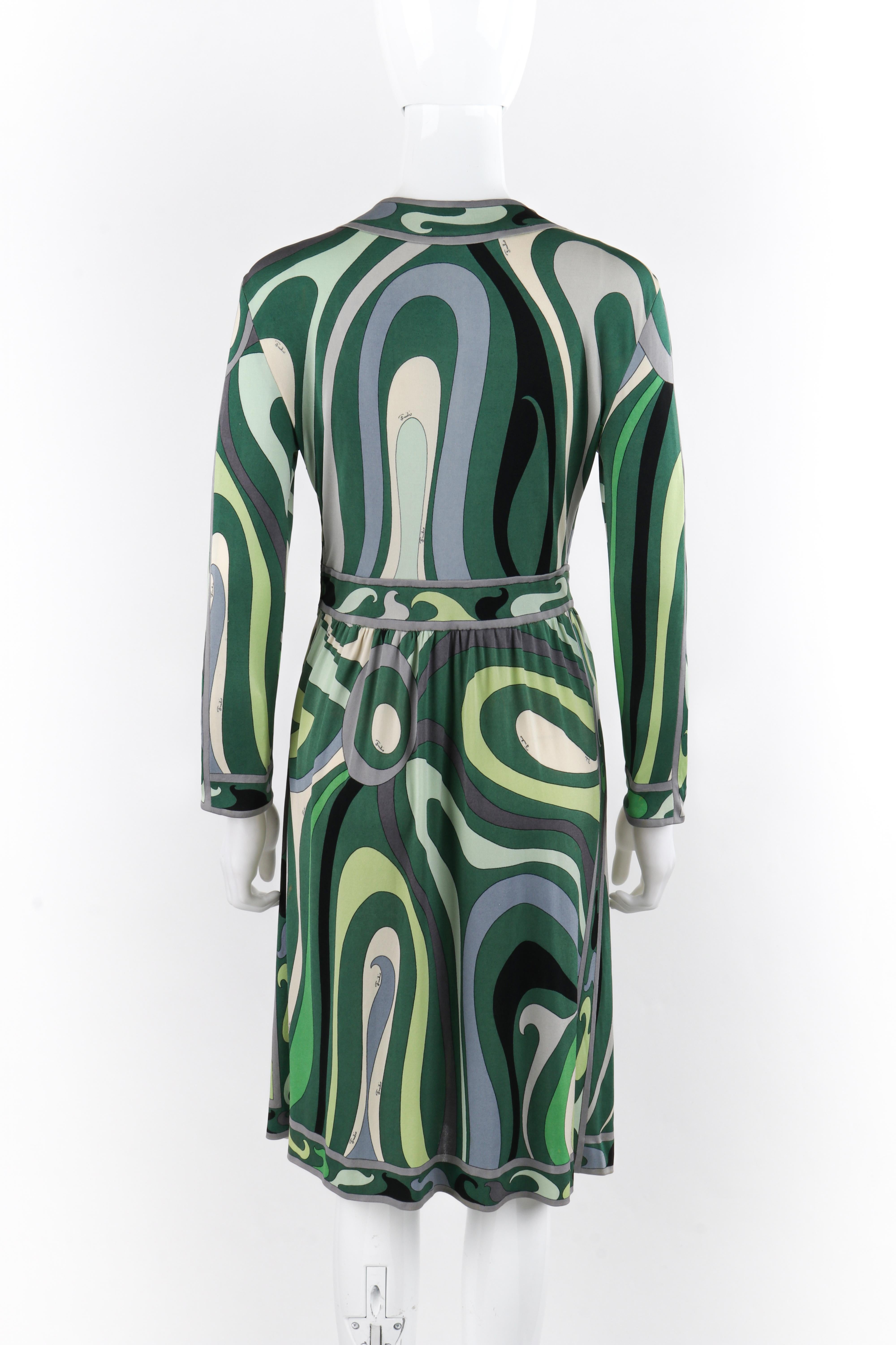 EMILIO PUCCI c.1960’s Green Signature Op Art Long Sleeve Silk Jersey Shift Dress In Fair Condition For Sale In Thiensville, WI