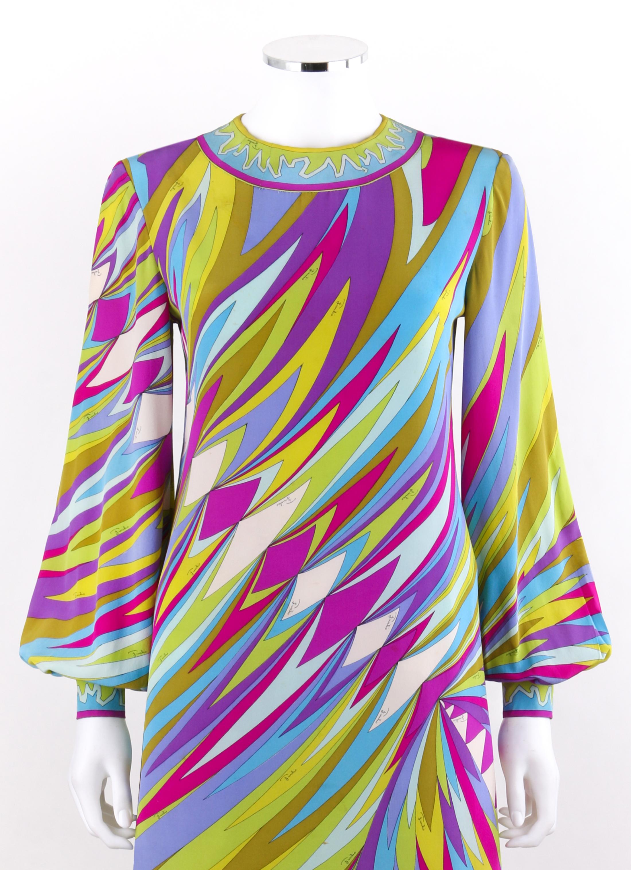 EMILIO PUCCI c.1960's Multi-color Op Art Signature Print Silk Maxi Dress 
 
Circa : 1960's
Label(s) : Emilio Pucci   
Style : Robe longue
Couleur(s) : nuances de vert, de bleu, de violet, de jaune et de blanc.
Doublée : Non
Marqué Contenu du tissu :