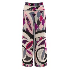 Pantalon à jambes larges Emilio Pucci en soie imprimé scripture multicolore (années 1960)
