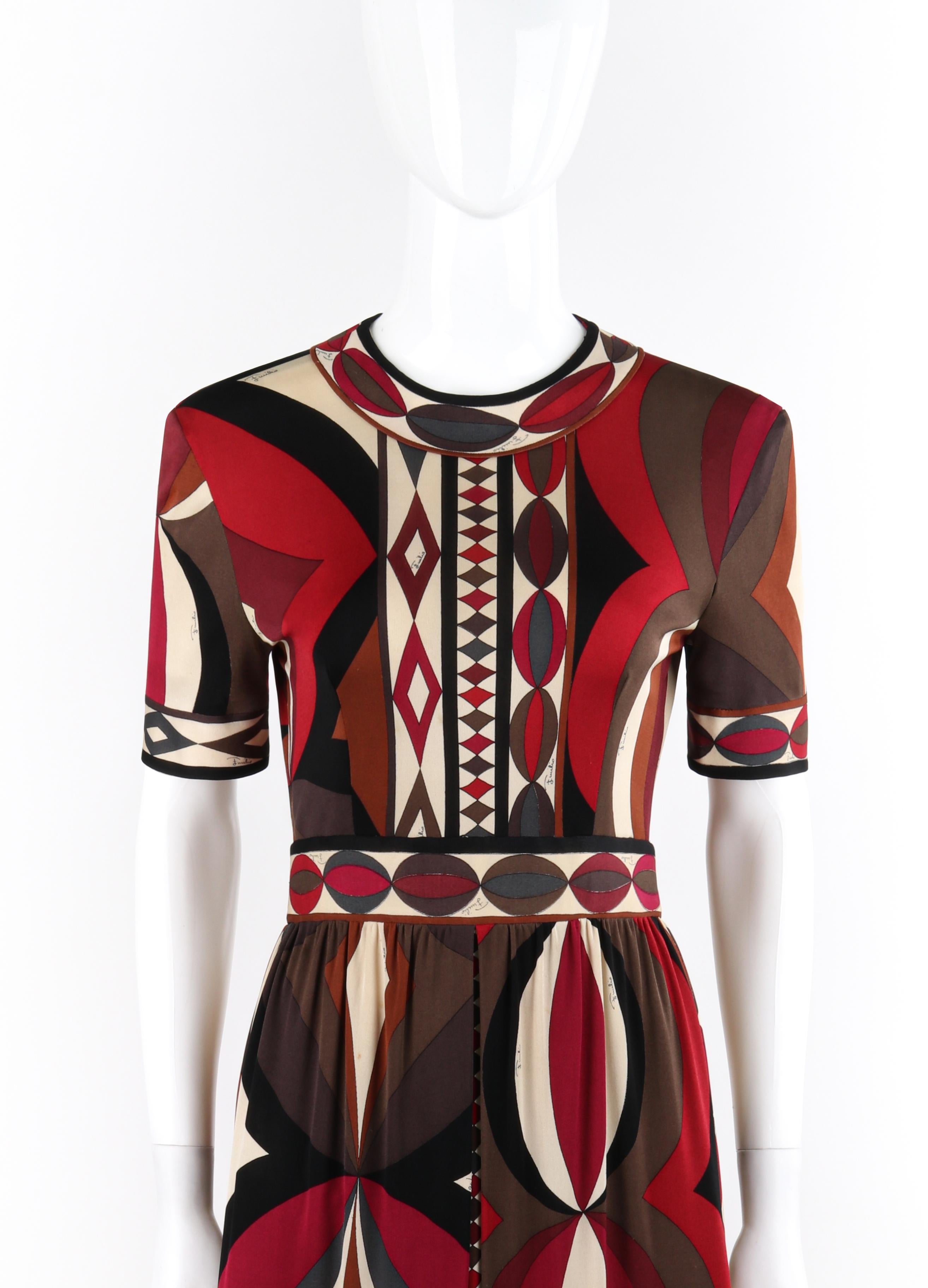 EMILIO PUCCI ca. 1960er Mehrfarbiges Kurzarm-Plissee-Kleid aus Seide mit geometrischem Druck (Schwarz) im Angebot