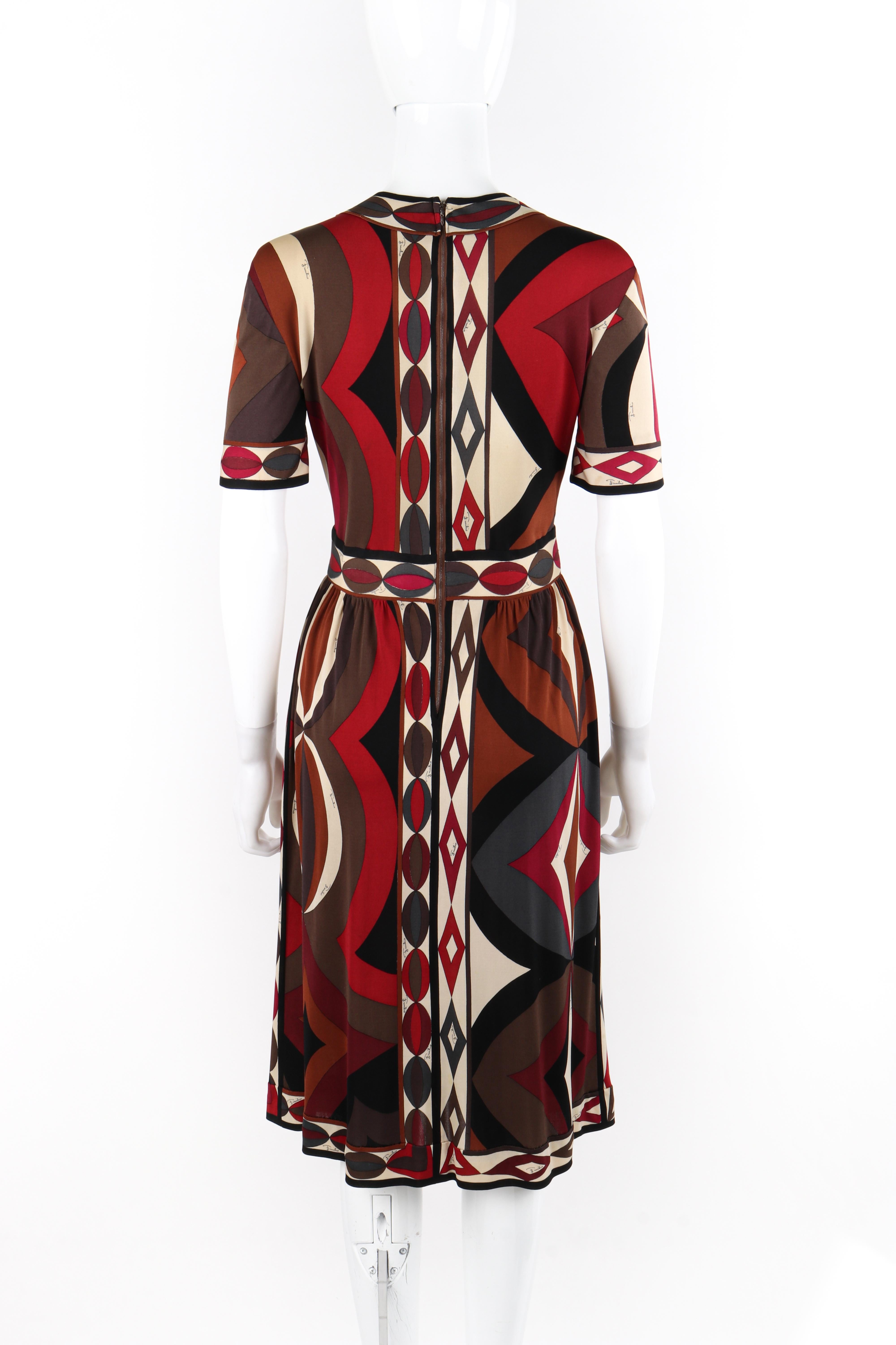 EMILIO PUCCI ca. 1960er Mehrfarbiges Kurzarm-Plissee-Kleid aus Seide mit geometrischem Druck Damen im Angebot