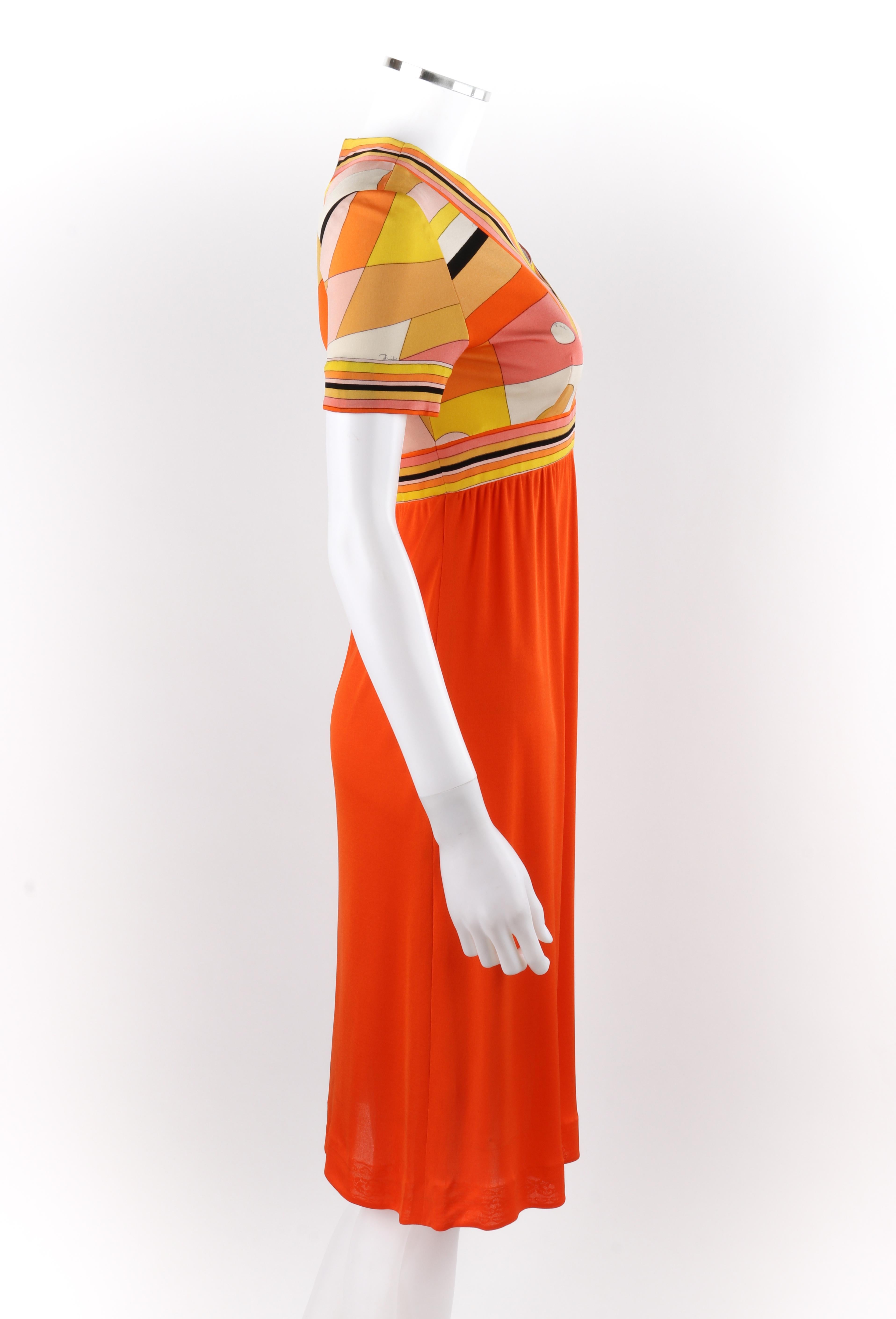 EMILIO PUCCI ca. 1960er Orangefarbenes Empire-Kleid aus Seide mit geometrischem Op-Art-Druck und Signaturdruck (Rot) im Angebot
