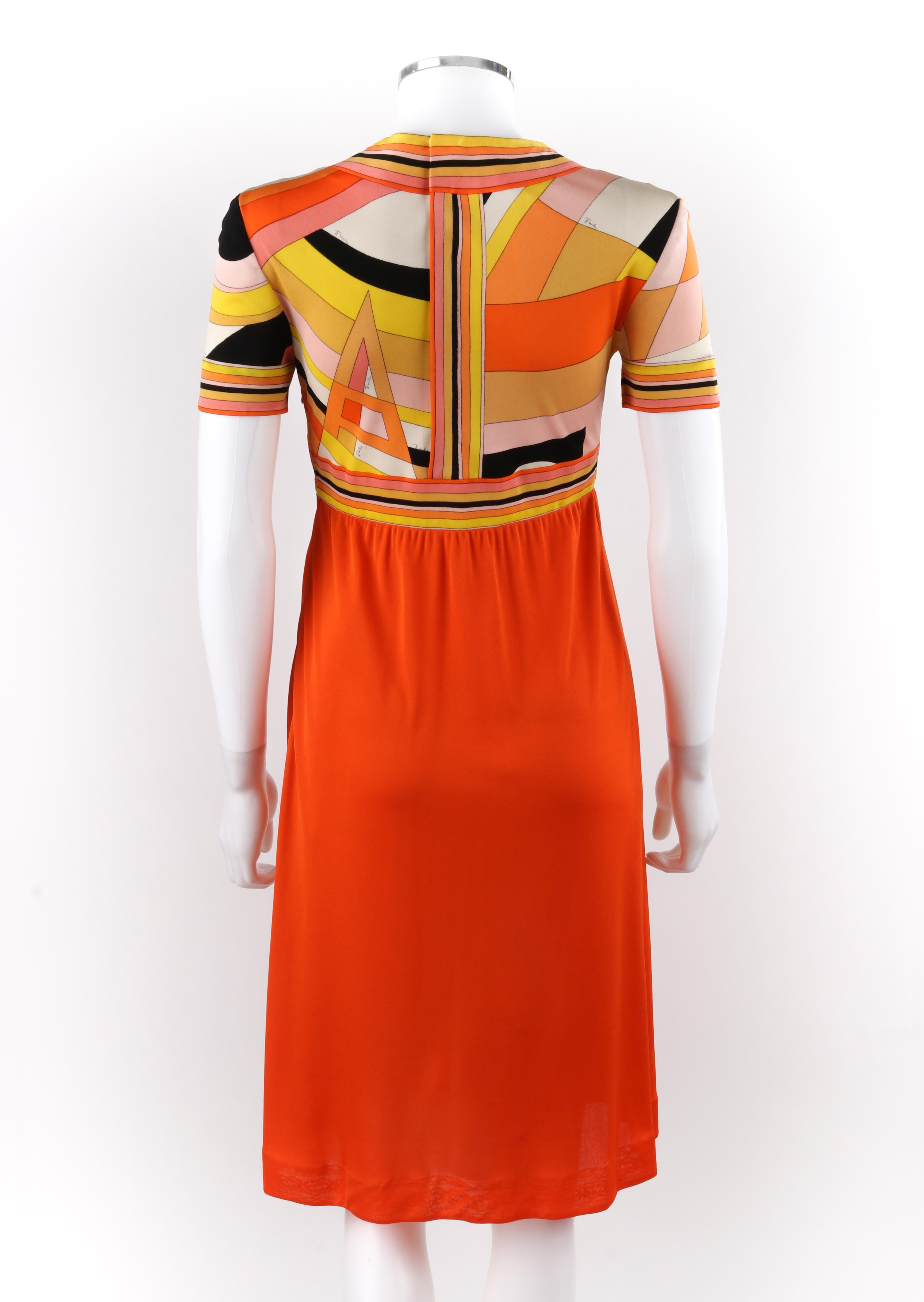 EMILIO PUCCI ca. 1960er Orangefarbenes Empire-Kleid aus Seide mit geometrischem Op-Art-Druck und Signaturdruck im Zustand „Gut“ im Angebot in Thiensville, WI