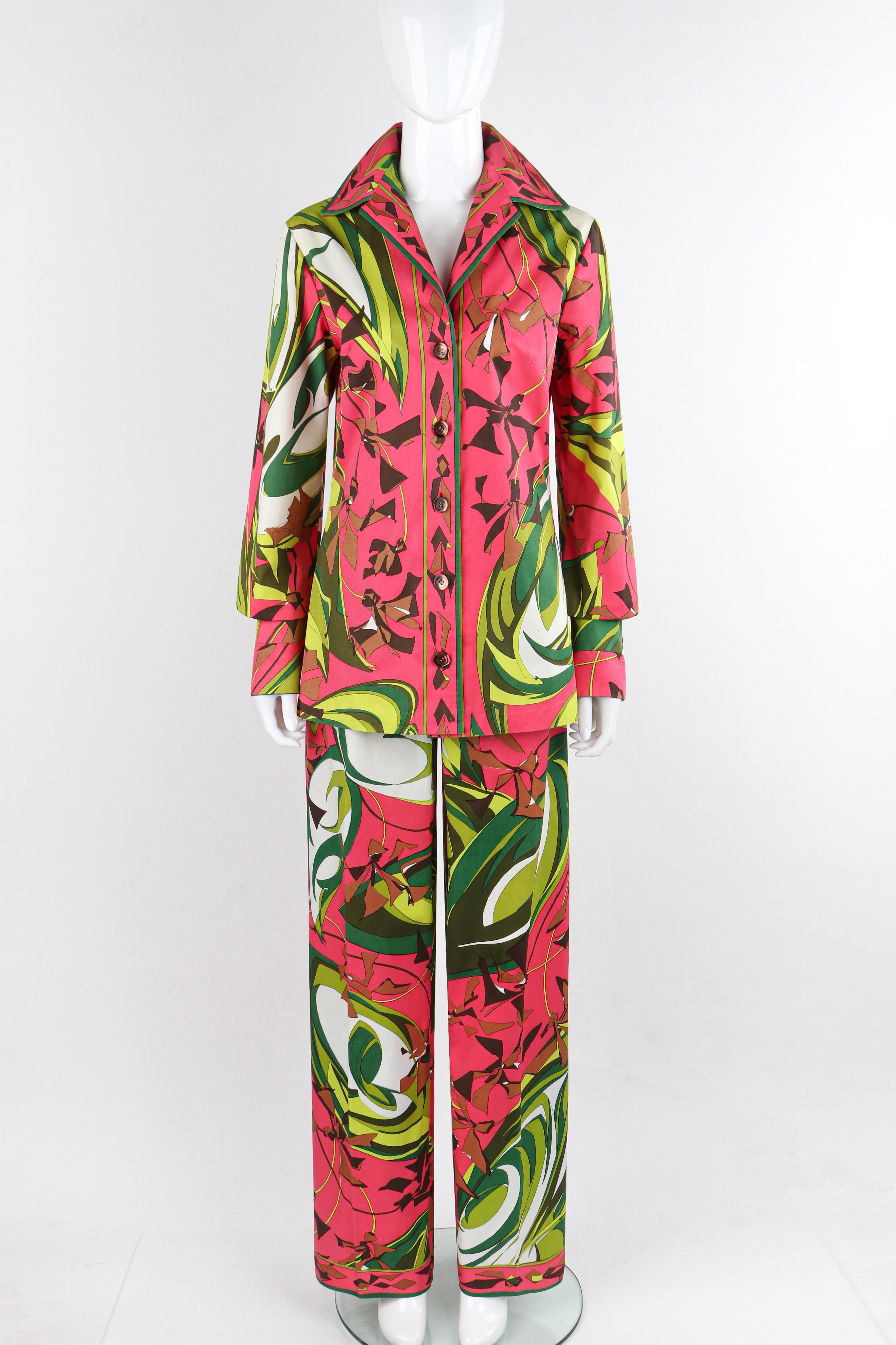 Conjunto de dos piezas de algodón vintage c.1970 de Emilio Pucci con estampado artístico abstracto multicolor a juego. El conjunto incluye una chaqueta abotonada con puños alargados y aberturas laterales, y un pantalón recto a juego. El diseño
