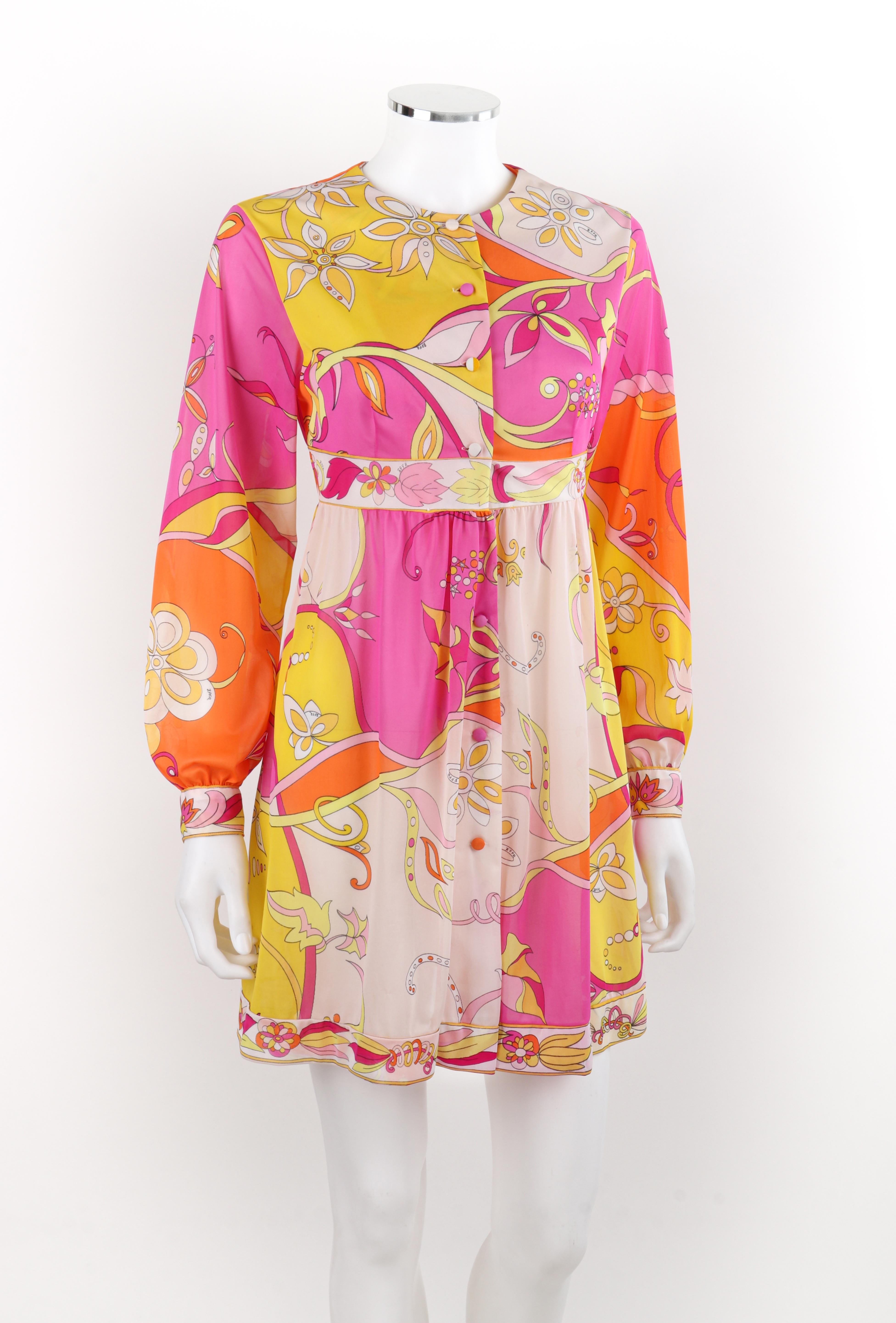 EMILIO PUCCI Robe babydoll boutonnée en soie multicolore à motifs floraux, années 1970  Pour femmes en vente