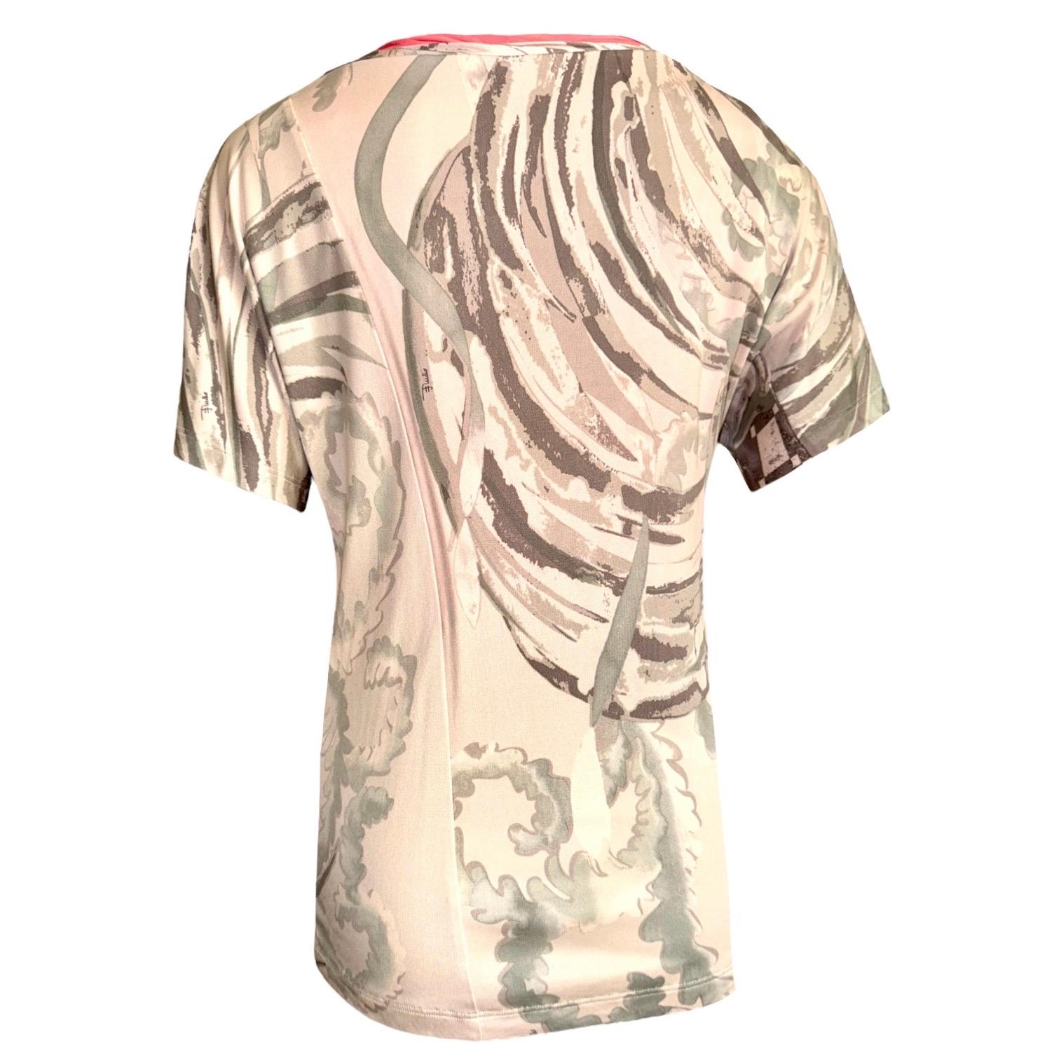 Questa camicia di Emilio Pucci è stampata in stile camouflage con la stampa e il logo del marchio. 
È realizzato in morbido jersey di seta per una vestibilità rilassata.
