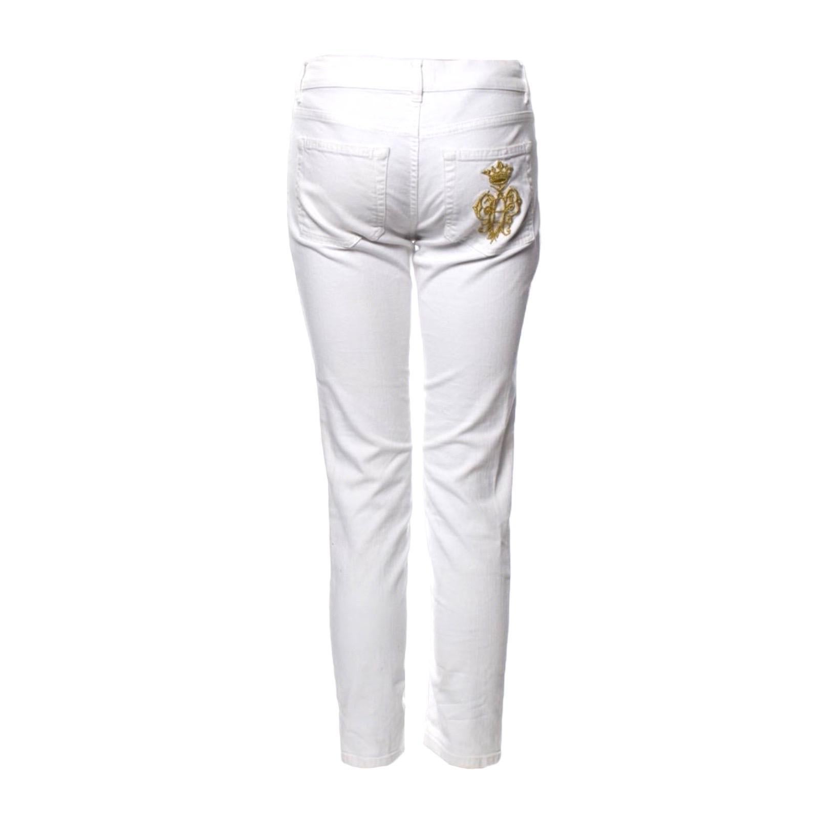 These trousers channel Pucci's love of statement. boasting a 5 pocket style.

Details:

Classic 5 pocket denim Jeans
Light-gold hardware engraved with 