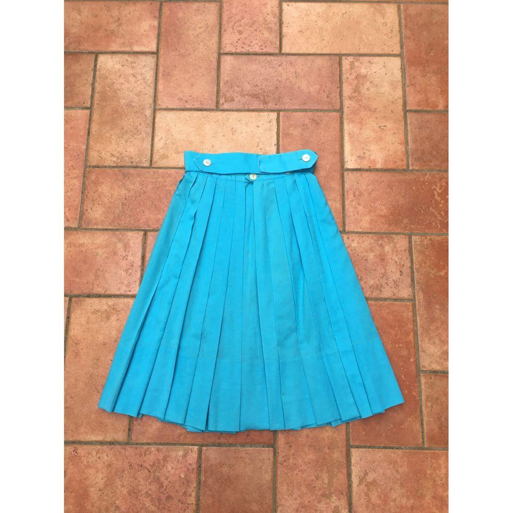 Emilio Pucci Cotton Mid-Length Skirt in Blue

Emilio Pucci skirt. There is no composition label but we think it is cotton. Very light and semi-transparent material. Closure with 3 rear buttons. The size indicated is a 10 which corresponds to an