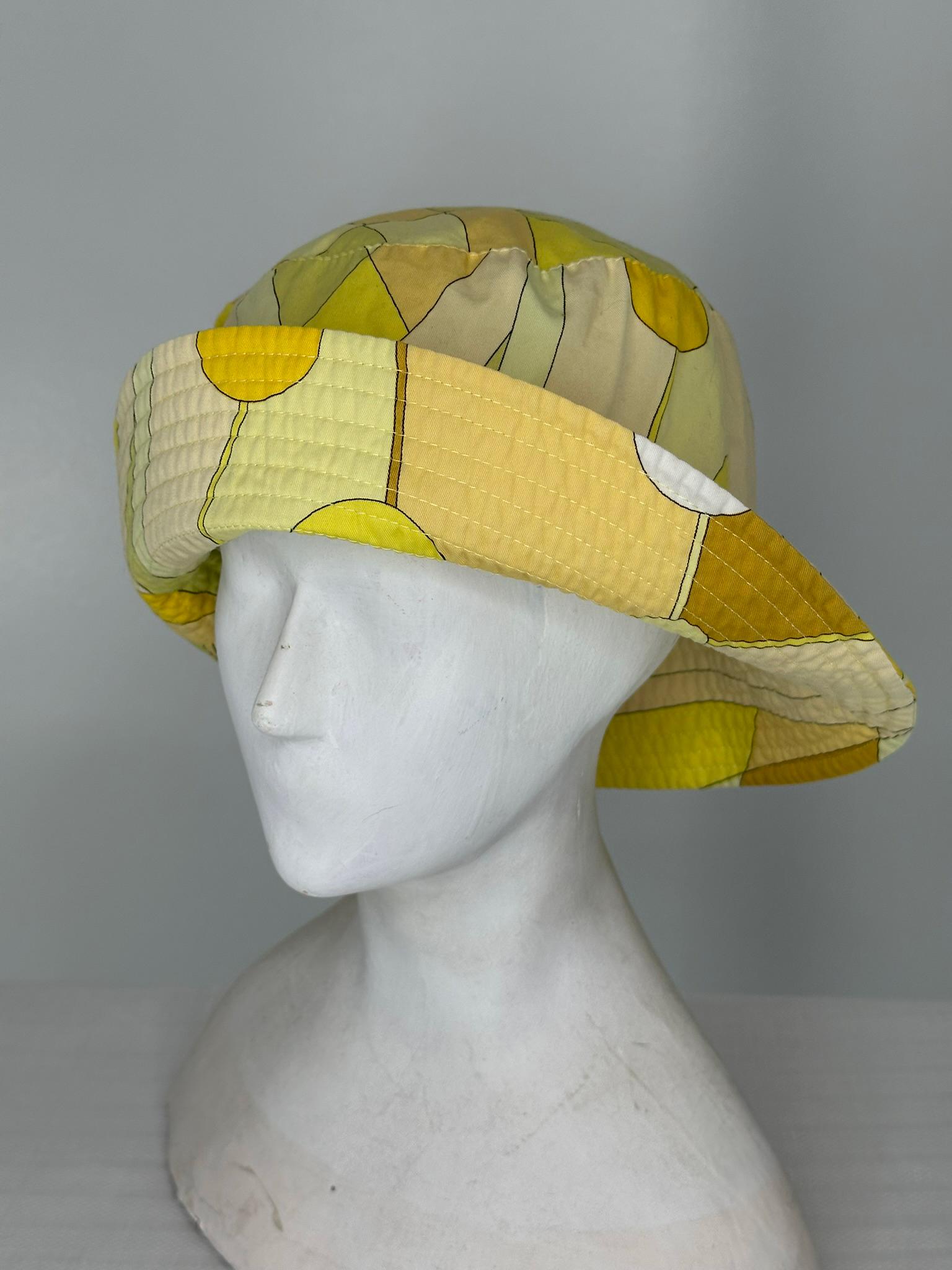 Chapeau baquet en coton imprimé Emilio Pucci, doté d'une poche latérale. Un chapeau amusant pour les temps chauds, avec une poche plaquée à l'extérieur du chapeau, au-dessus du bord.
Portez le bord du point piqué vers le haut ou vers l'arrière.