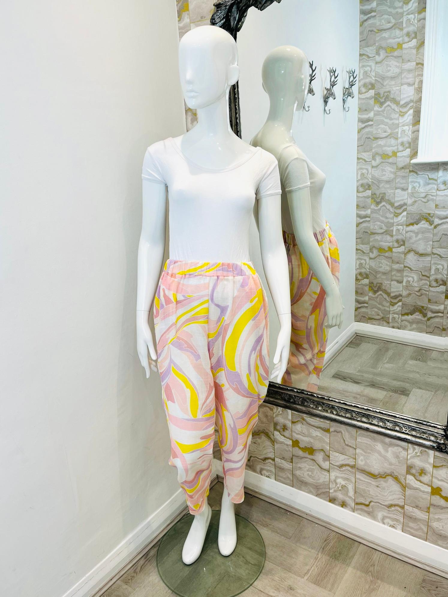 Emilio Pucci Cropped Cotton Trousers

Multicoloured trousers with signature vetrate print through out.

Hip pockets and elasticated waist. Rrp approx £890.

Size - 42IT

Condition - Very Good

Composition - Cotton 