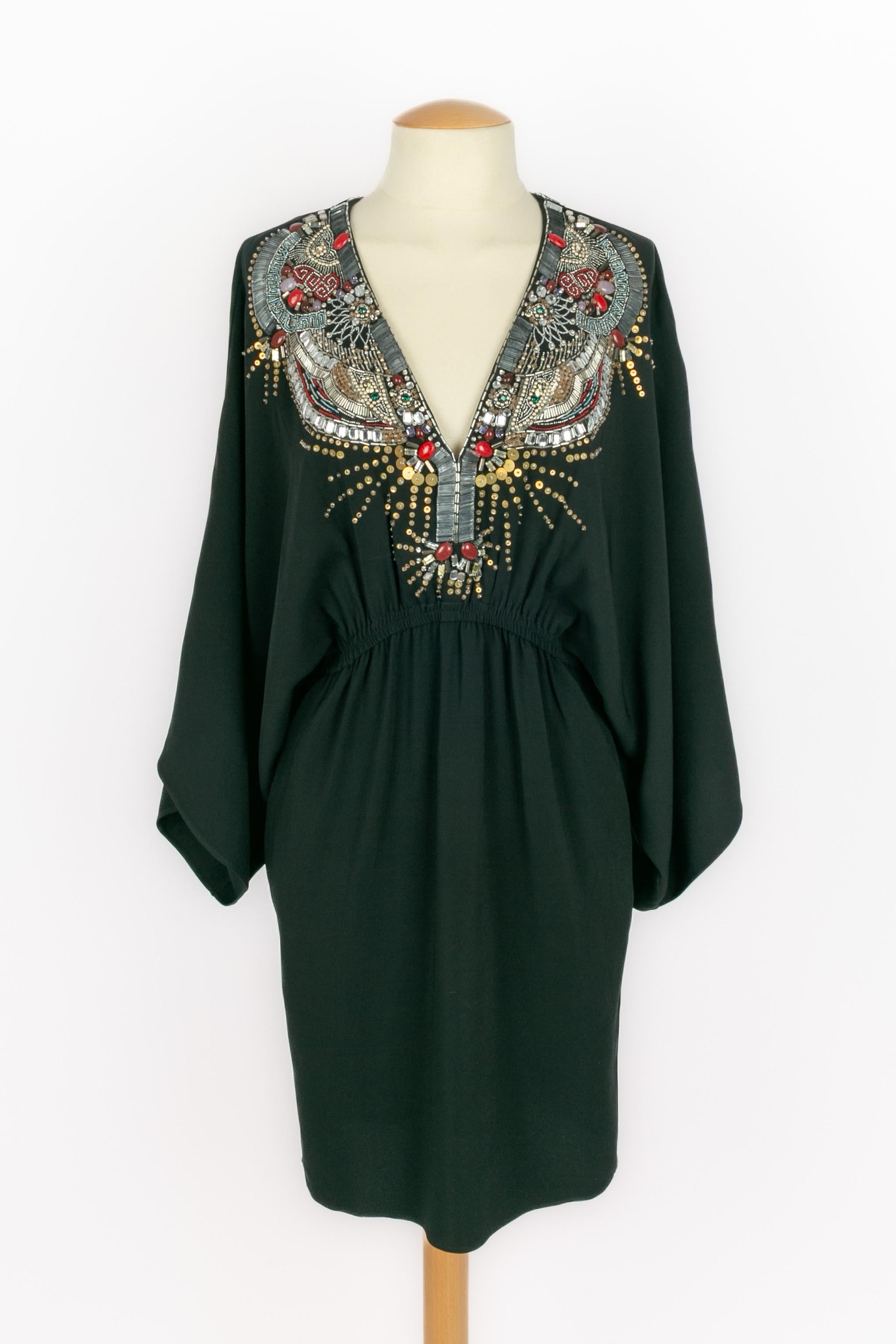 EMILIO PUCCI - (Made in Italy) Short black dress with a V-neck embroidered with pearls, sequins, and stones. Bat sleeves. Size 34FR indicated.

Condition:
Very good condition

Dimensions:
Shoulder width: 42 cm - Waist: 34 cm - Sleeve length: 48 cm -