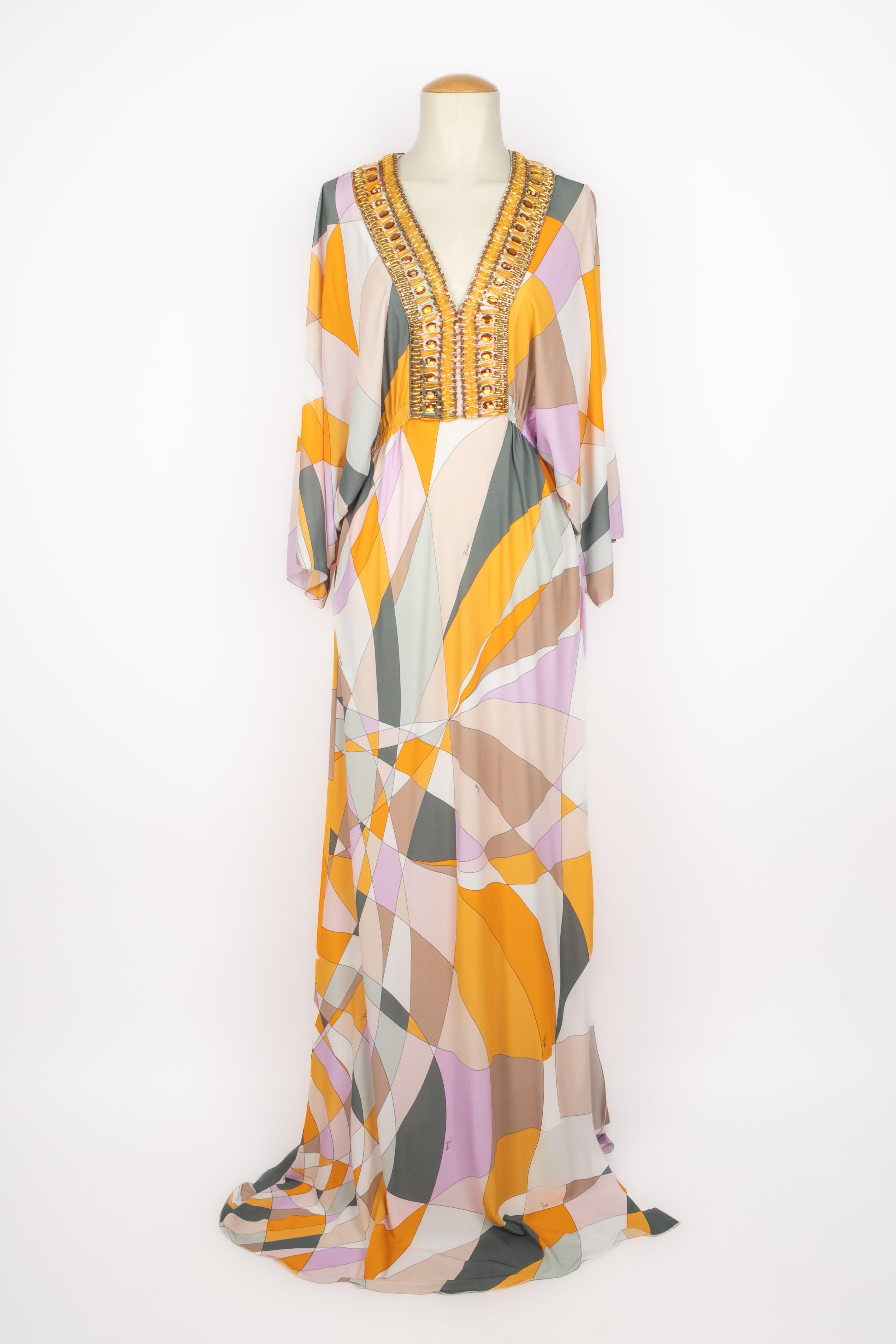 EMILIO PUCCI - (Fabriqué en Italie) Robe à motifs multicolores, col brodé de perles et de strass. Taille 34FR indiquée.

Condit :
Très bon état.

Dimensions :
Largeur des épaules : 42 cm - Taille : 33 cm - Longueur des manches : 45 cm - Longueur :