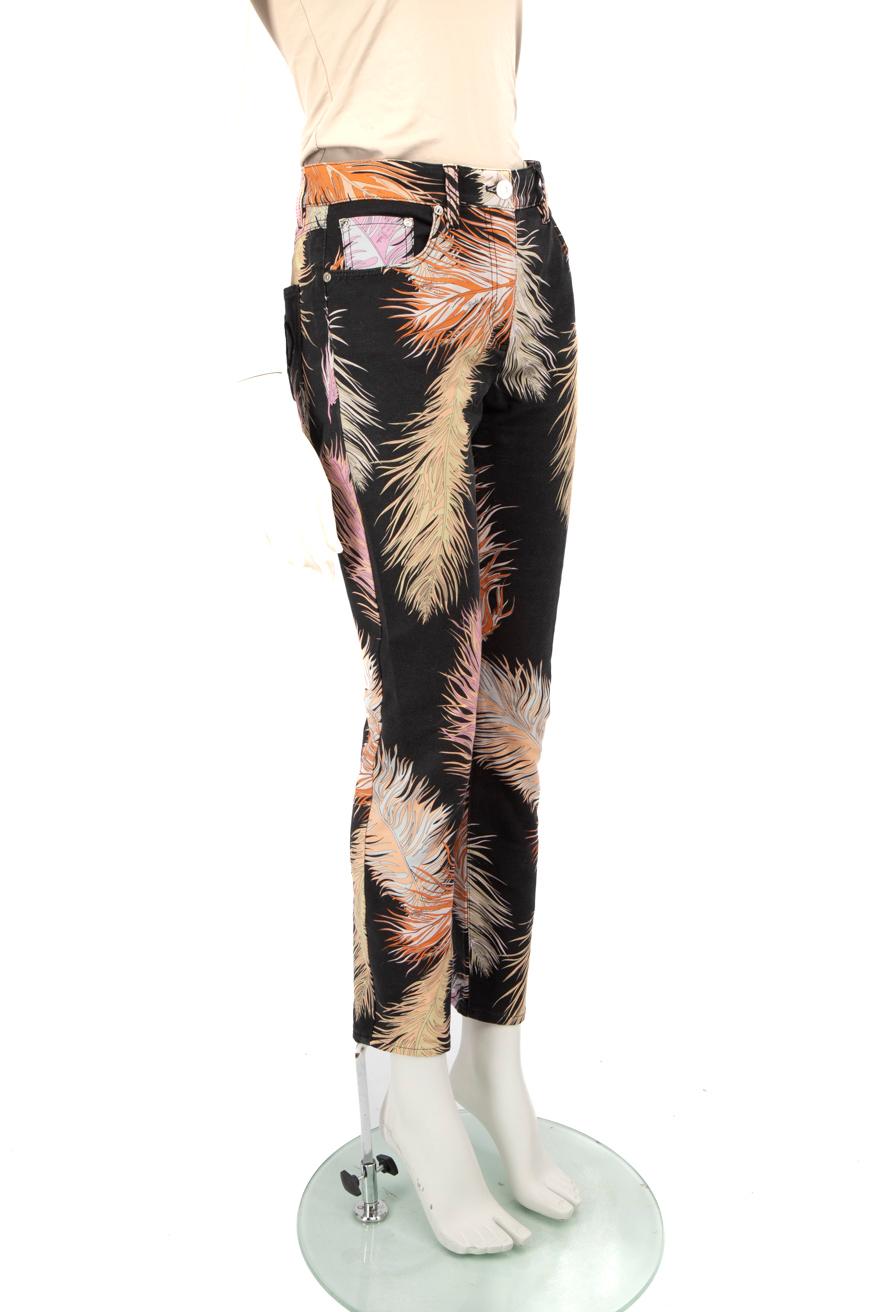 CONDIT ist gut. Leichte Abnutzungserscheinungen an der Jeans sind erkennbar. Leichte Verfärbungsspuren hinten links, vorne an beiden Taschenfuttern und am Schrittfutter dieses gebrauchten Emilio Pucci Designer-Wiederverkaufsartikels.
 
 
 
