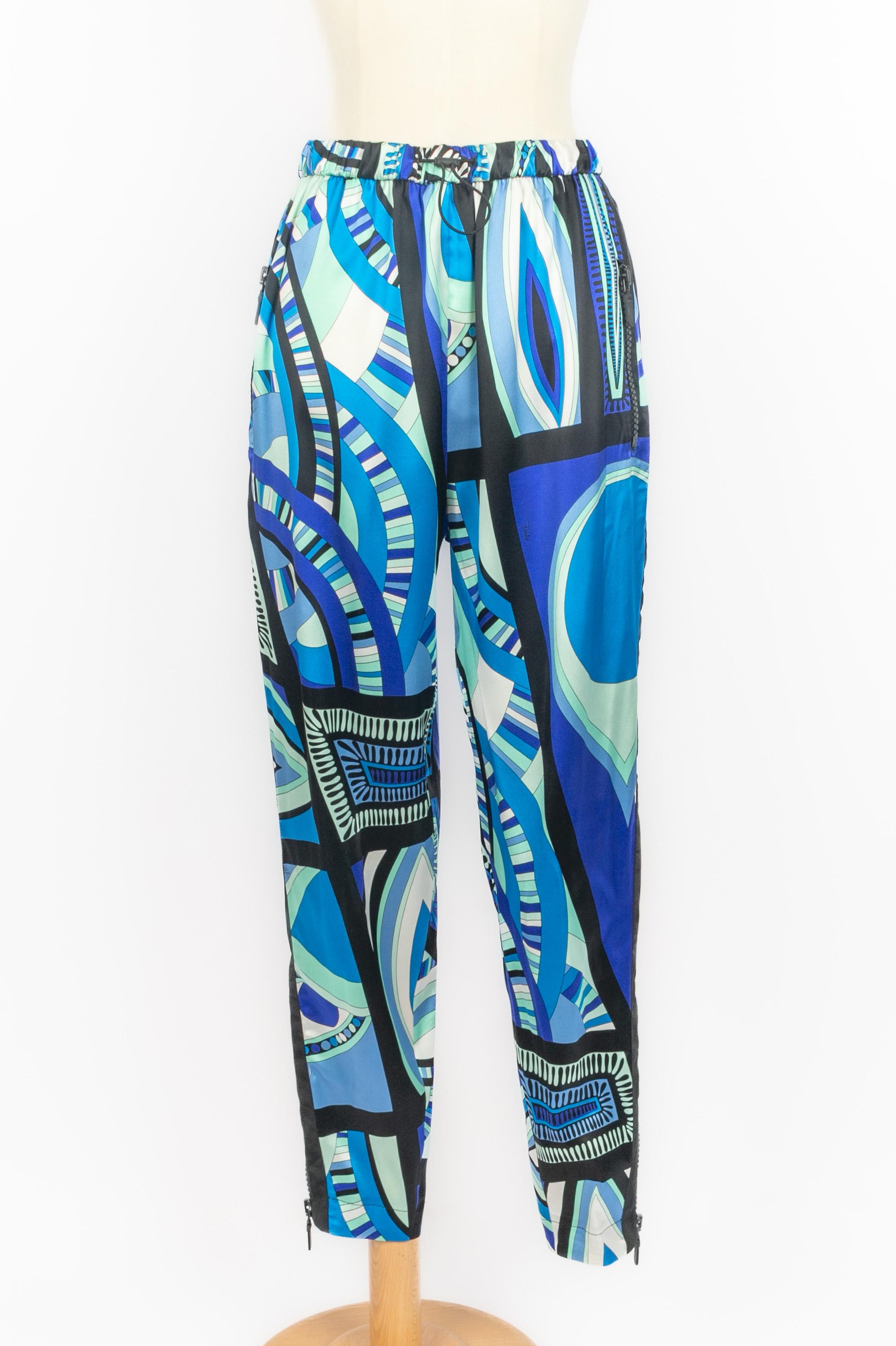 PUCCI - (Made in Italy) Fließende Seidenhose mit geometrischem Muster in Blau- und Grüntönen. Gummizug in der Taille. Größe 40IT.

Bedingung:
Sehr guter Zustand

Abmessungen:
Taille: 34 cm - Länge: 98 cm

SKU:FJ174
