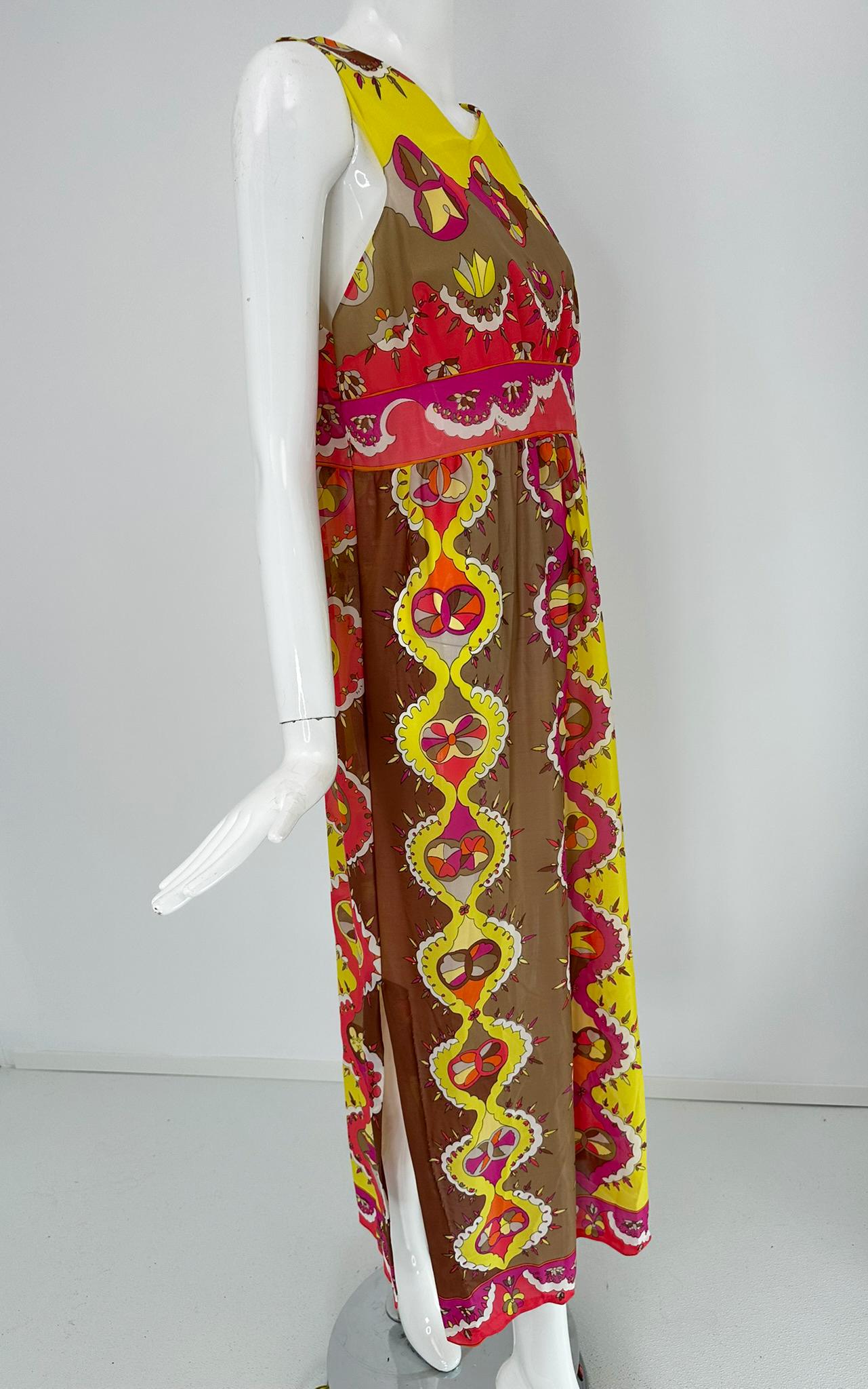 Robe longue de couleur vive Emilio Pucci for Formfit Rogers 1970, avec fentes d'aération à l'ourlet sur le côté, taille petit-moyen. À la fin des années 1950, Pucci commence à travailler avec Formfit Rogers de Chicago. Leur ligne de lingerie,