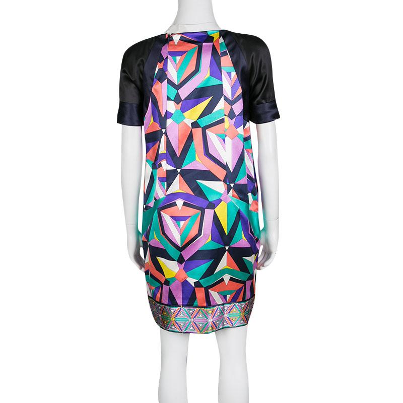 This shift dress from Emilio Pucci will sweetly complement your playful style statement. Featuring multicolored geometric print, the dress has contrasting black short sleeves. It is accented with pocket details along the front and exudes a gleaming