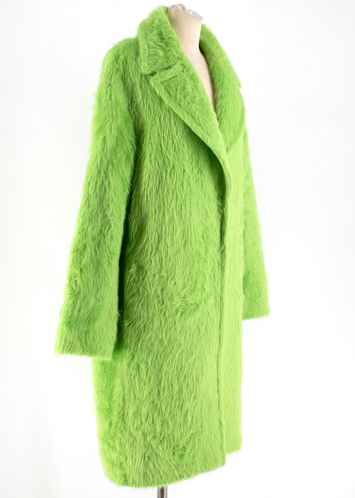 Emilio Pucci Green Alpaca and Wool Blend Coat

Soft alpaca and wool blend coat, 
Long sleeves,
Standard notch collar,
Front centre snap button closure,
Features side pockets, 
Single back vent 
Interior features multicolour