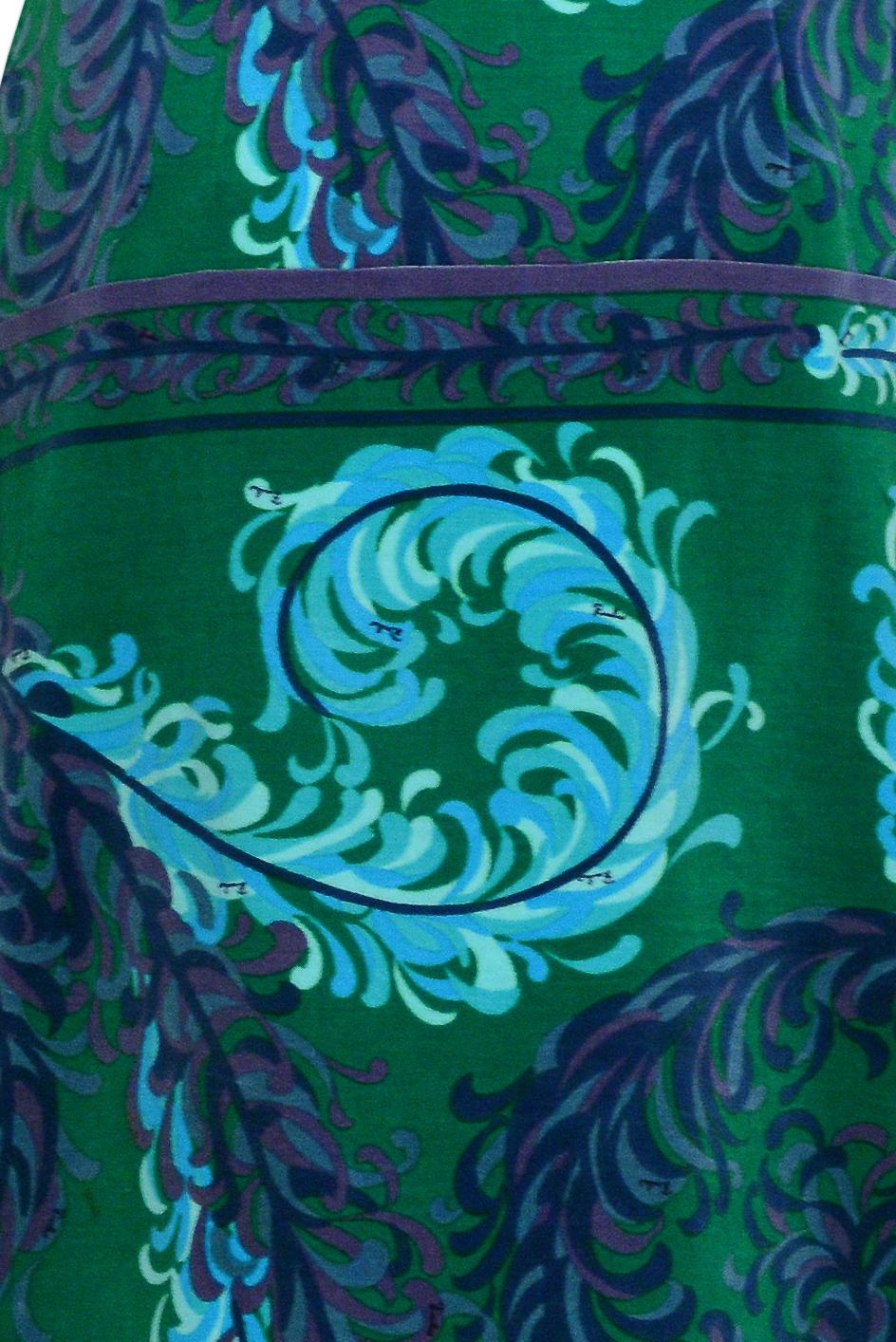Emilio Pucci - Jupe longue en velours vert et bleu avec imprimé plumes Bon état - En vente à Los Angeles, CA