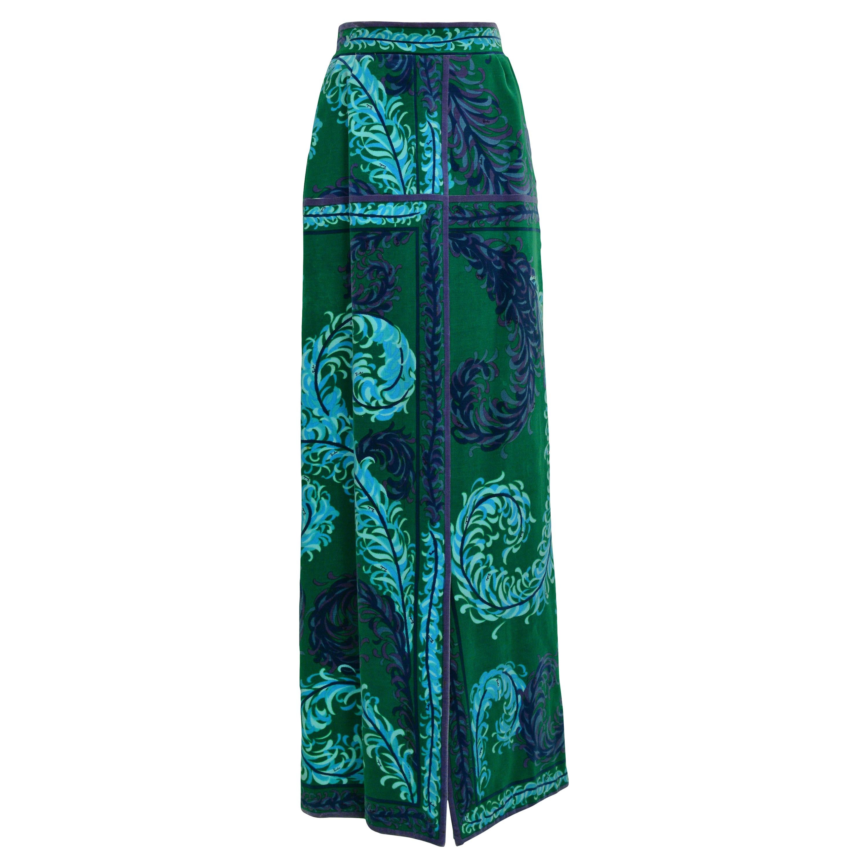 Emilio Pucci - Jupe longue en velours vert et bleu avec imprimé plumes en vente