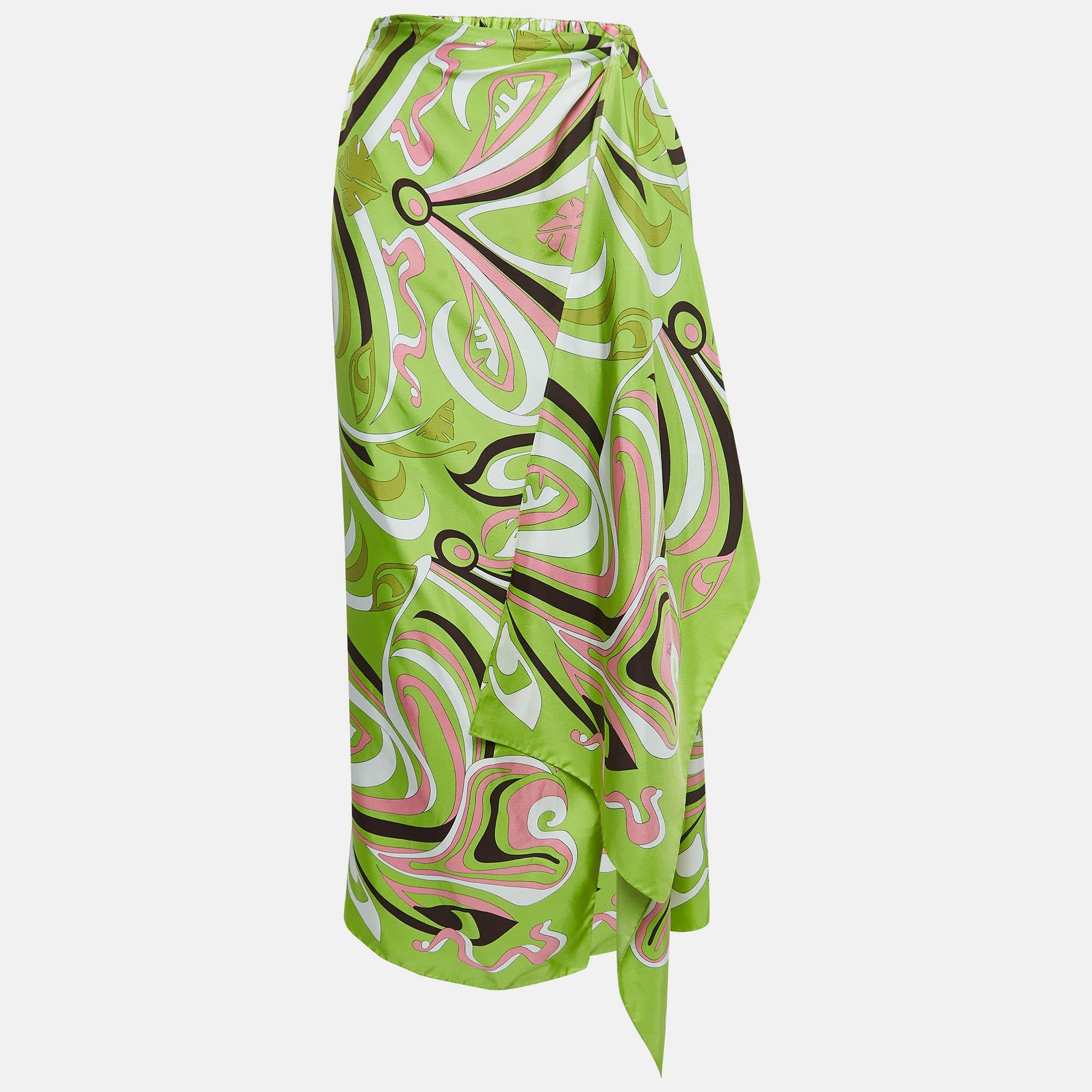 Der Pareo von Emilio Pucci ist aus luxuriöser Seide gefertigt und versprüht mühelos Charme. Kräftige Grüntöne tanzen über den Stoff, der mit den für Pucci charakteristischen komplizierten Mustern verziert ist und ein Gefühl von Fernweh und Stil