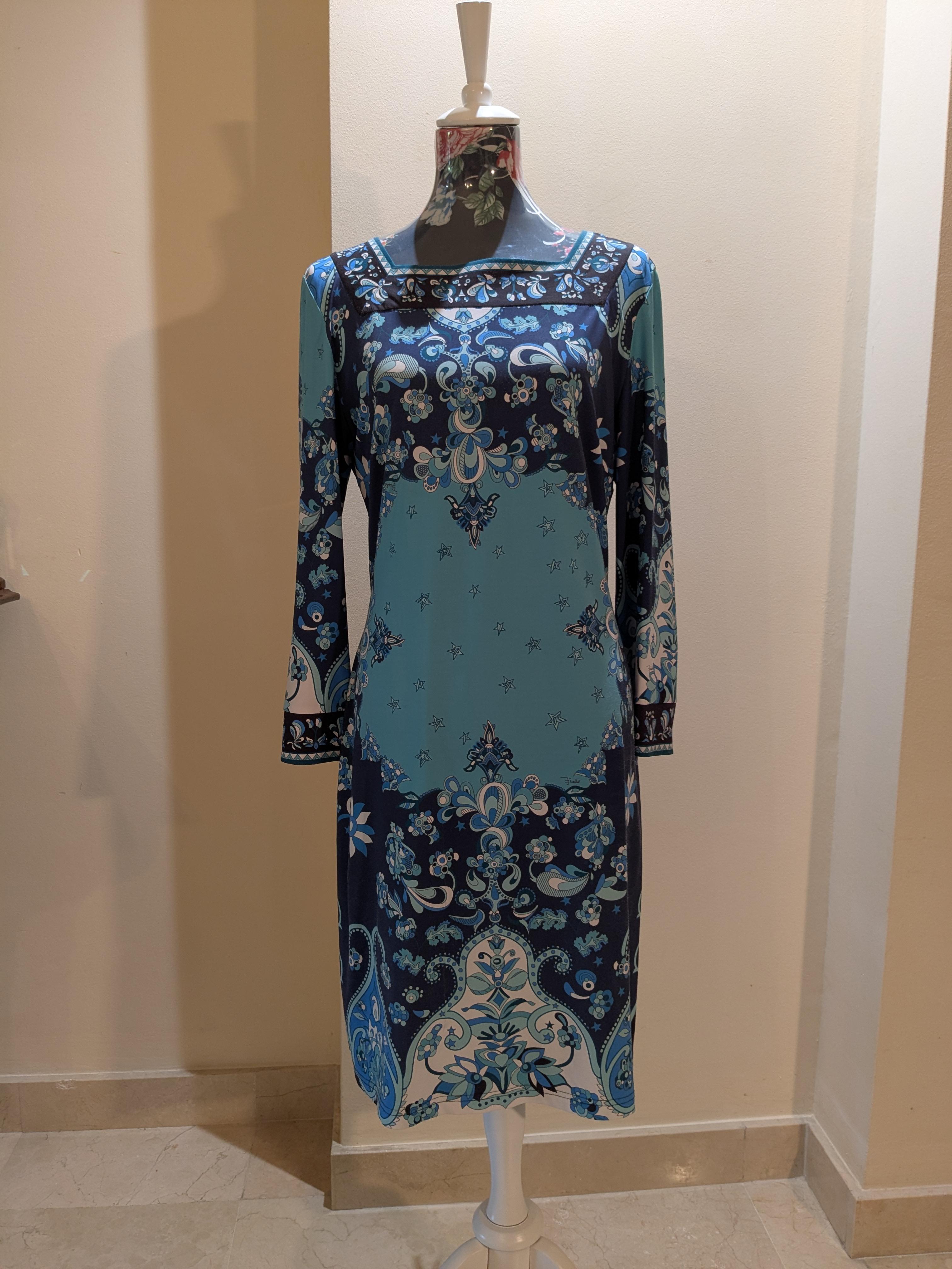 Emilio Pucci Abito da cocktail con motivo floreale geometrico iconico
Questo splendido abito Pucci presenta l'iconico logo di Icone.  un disegno nei colori del blu Marin e dell'azzurro baby e del bianco e nero. 
Taglia IT 42
Lunghezza 93 cm manica
