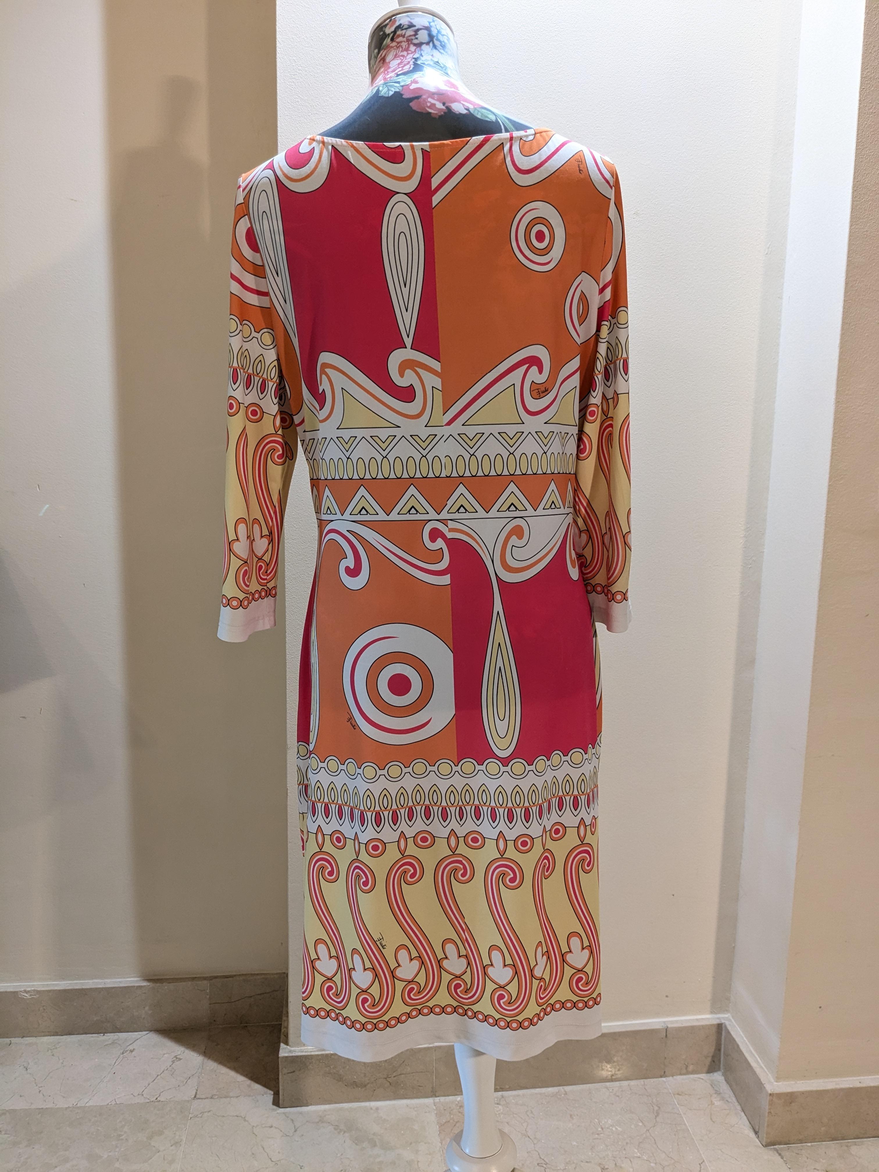 Emilio Pucci Vestido de cóctel con estampado origami geométrico icónico
Este impresionante Vestido Pucci tiene el icónico estampado geométrico en colores fuxia, naranja, amarillo y blanco. 
Talla IT 42 
Largo 93 cm Manga 47
El estado es estupendo!