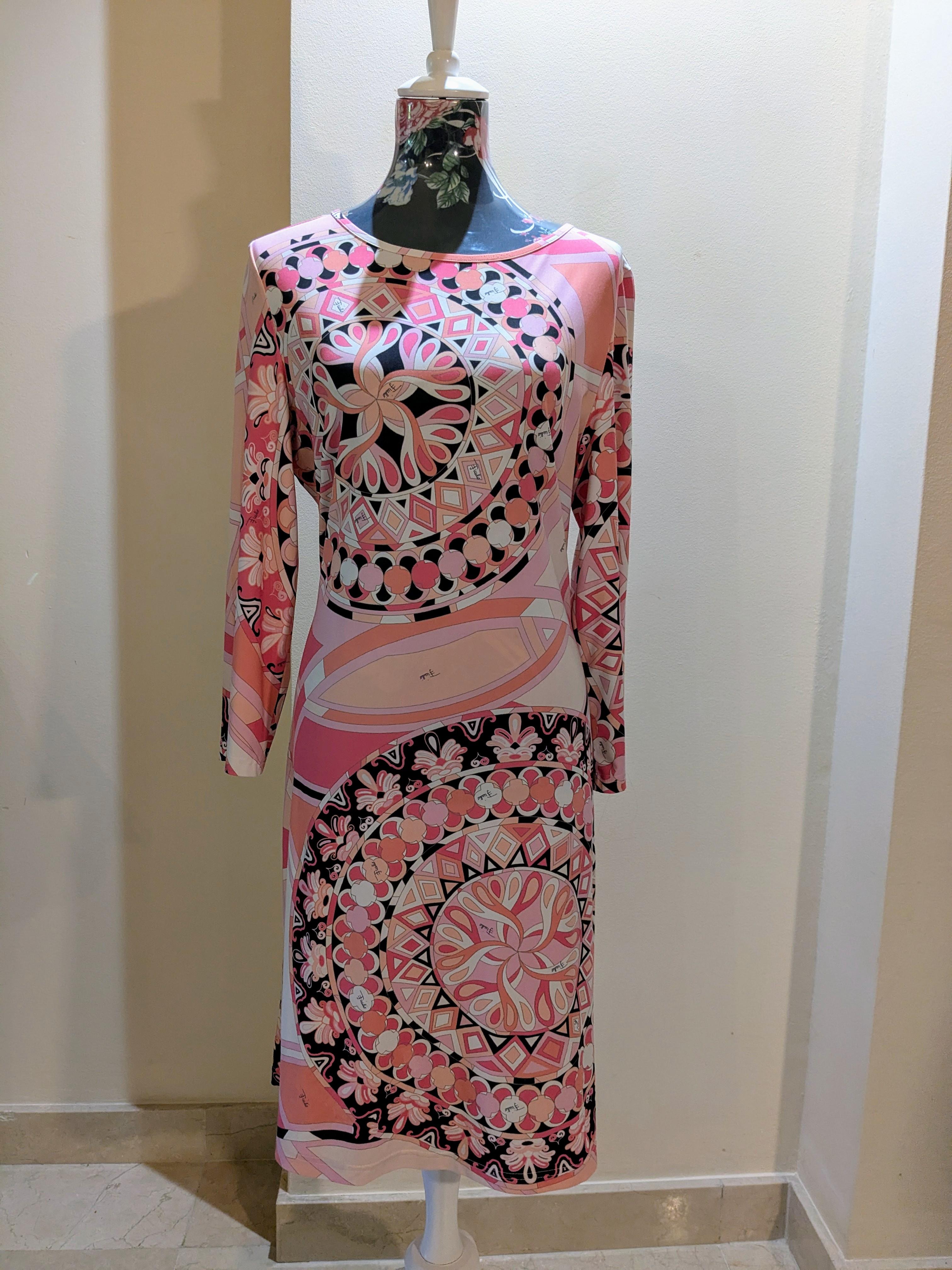 Emilio Pucci Vestido de cóctel con estampado origami geométrico icónico
Este impresionante Vestido Pucci tiene el icónico estampado geométrico en colores rosa, crema, negro y blanco. 
Talla IT 44
Largo 93 cm Manga 47
El estado es estupendo! no hay