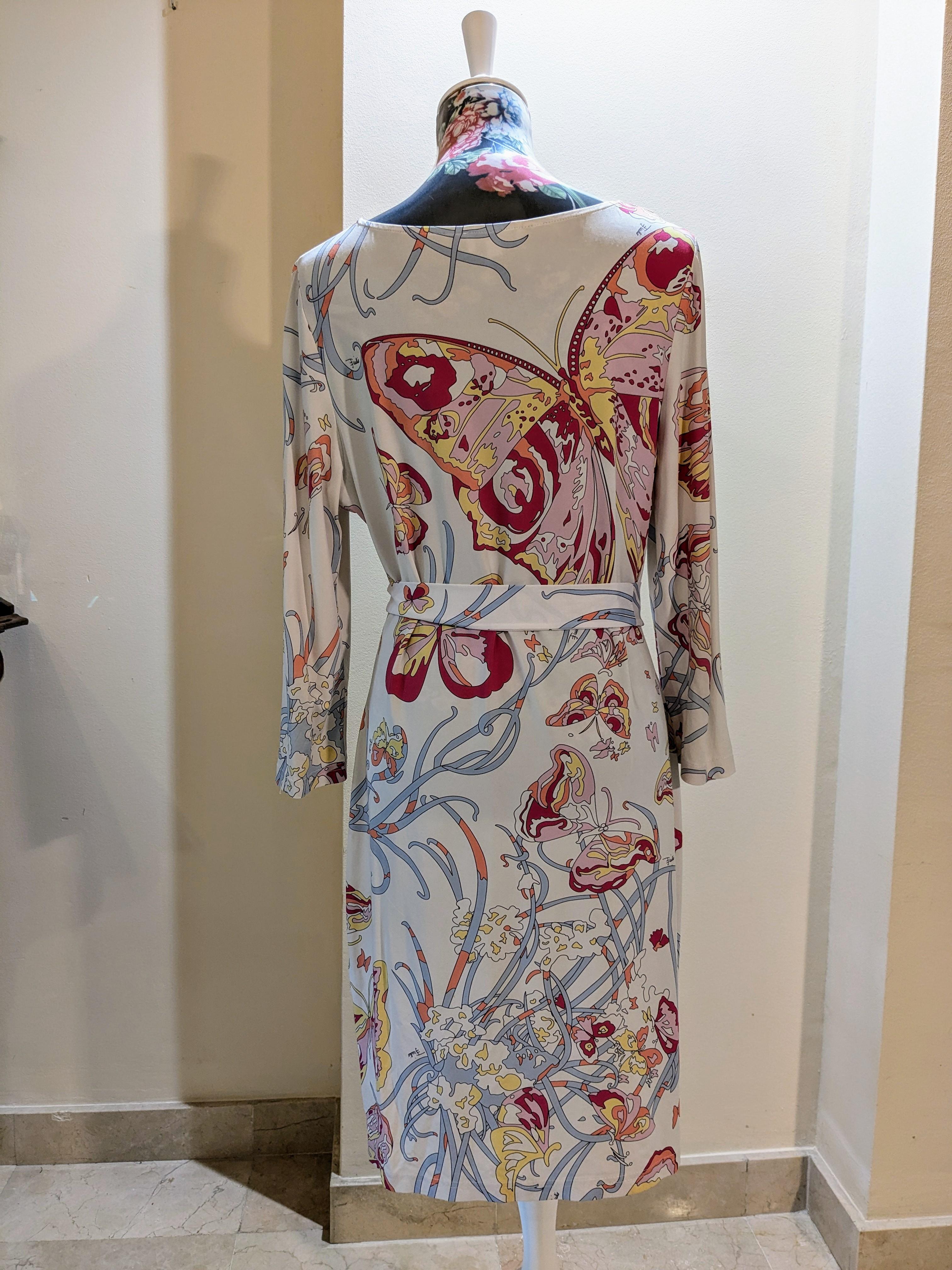 Emilio Pucci Ikonisches geometrisches Cocktailkleid mit Schmetterlingenmuster aus Schmetterlingen
Dieses atemberaubende Pucci-Kleid hat das ikonische geometrische Muster in den Farben Weiß, Fuxia, Orange und Pastellblau. Wird mit passendem Gürtel
