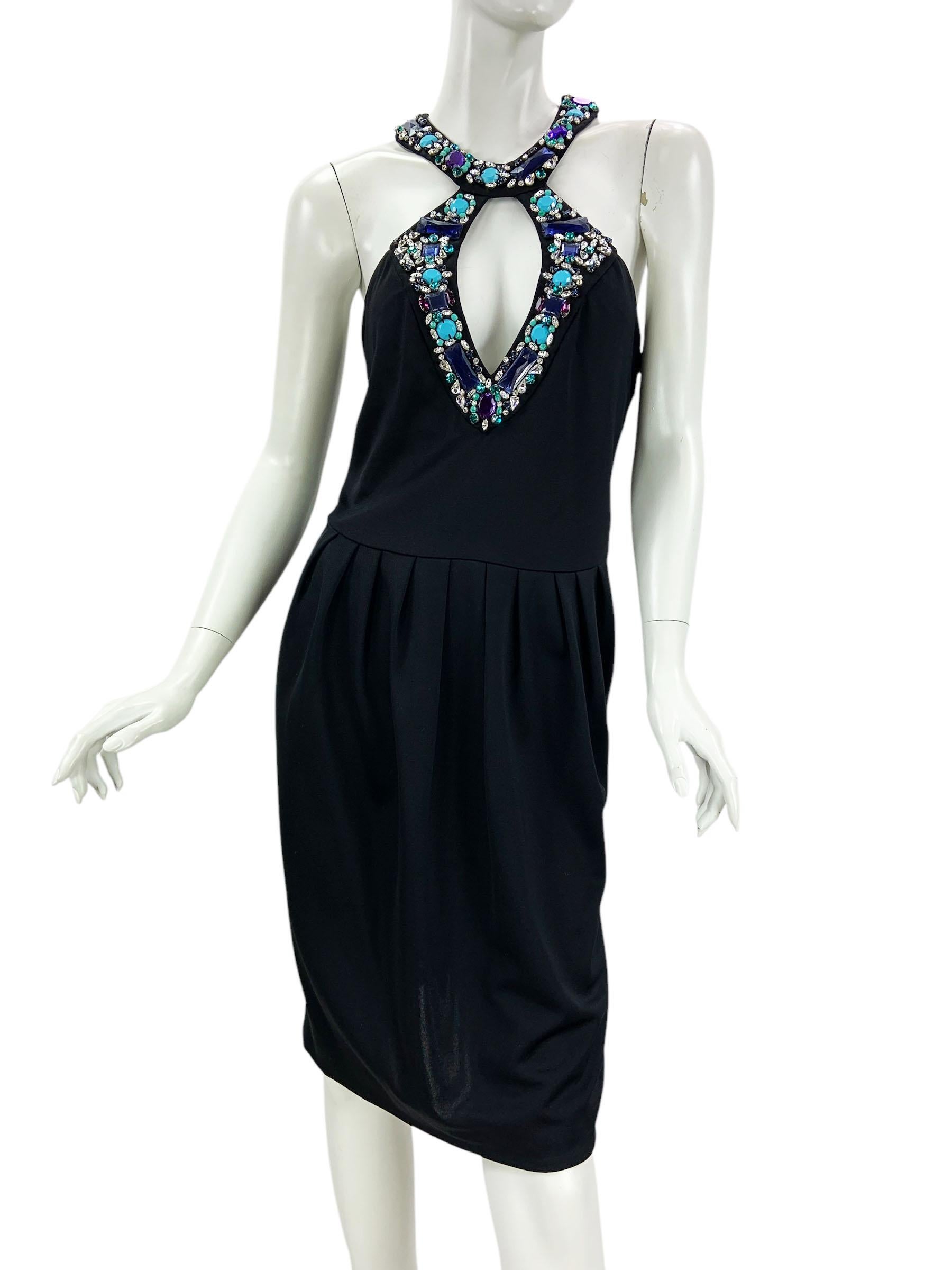 Emilio Pucci, abito da cocktail nero Jewell con schiena aperta e sexy
Taglia italiana 44 - US 10
Jewell a mano con perline viola, blu, verdi e trasparenti,  
Sexy schiena scoperta, Gonna a pieghe, Chiusura con zip laterale. 
50% viscosa, 33% seta,