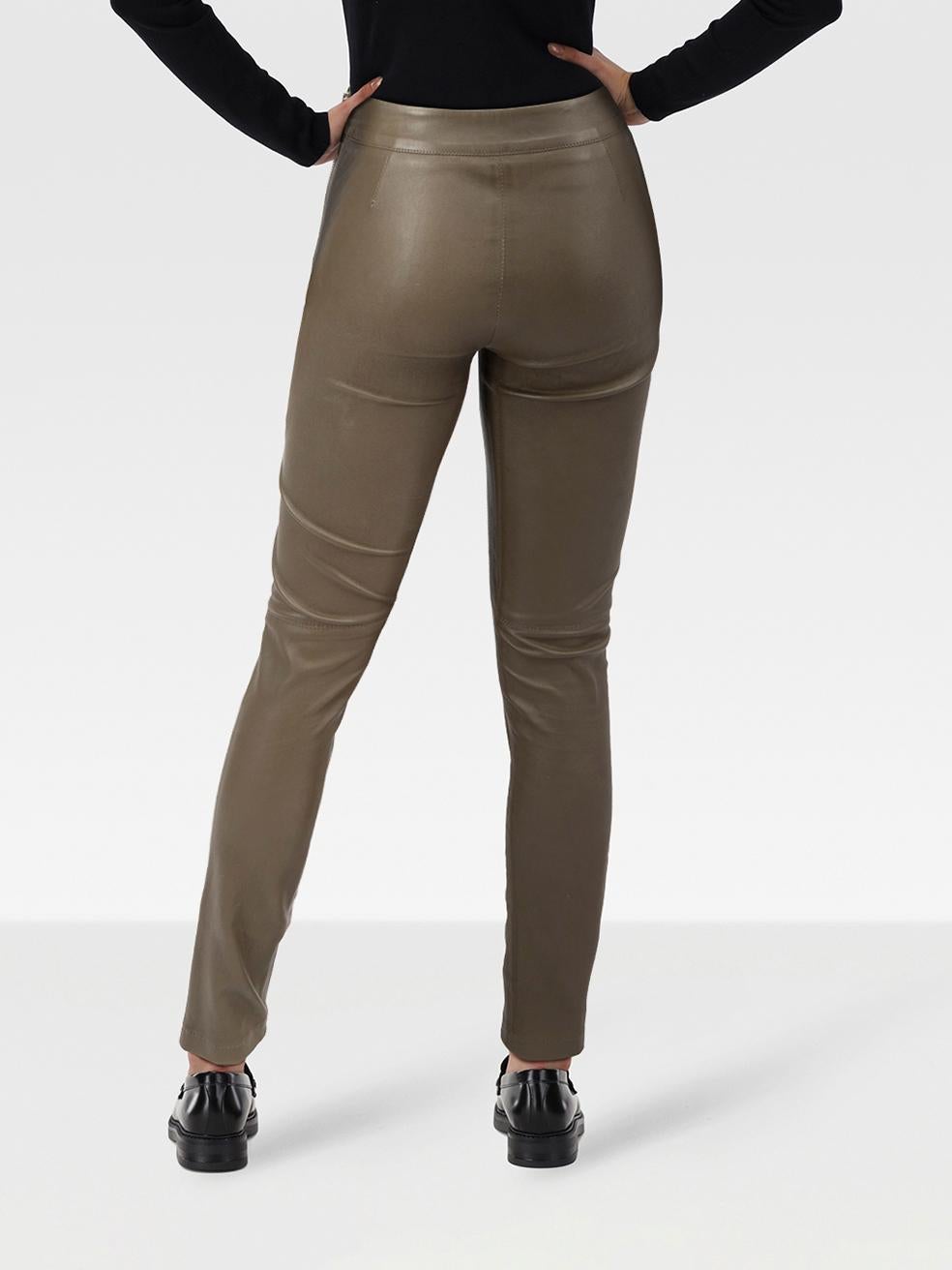 CONDITION is Very good. Minimal wear to the trousers is evident. Marks on the front of both legs and the back of the right leg on this used Emilio Pucci designer resale item. Marks may need gentle hand wash contrary to dry clean instructions.
 
