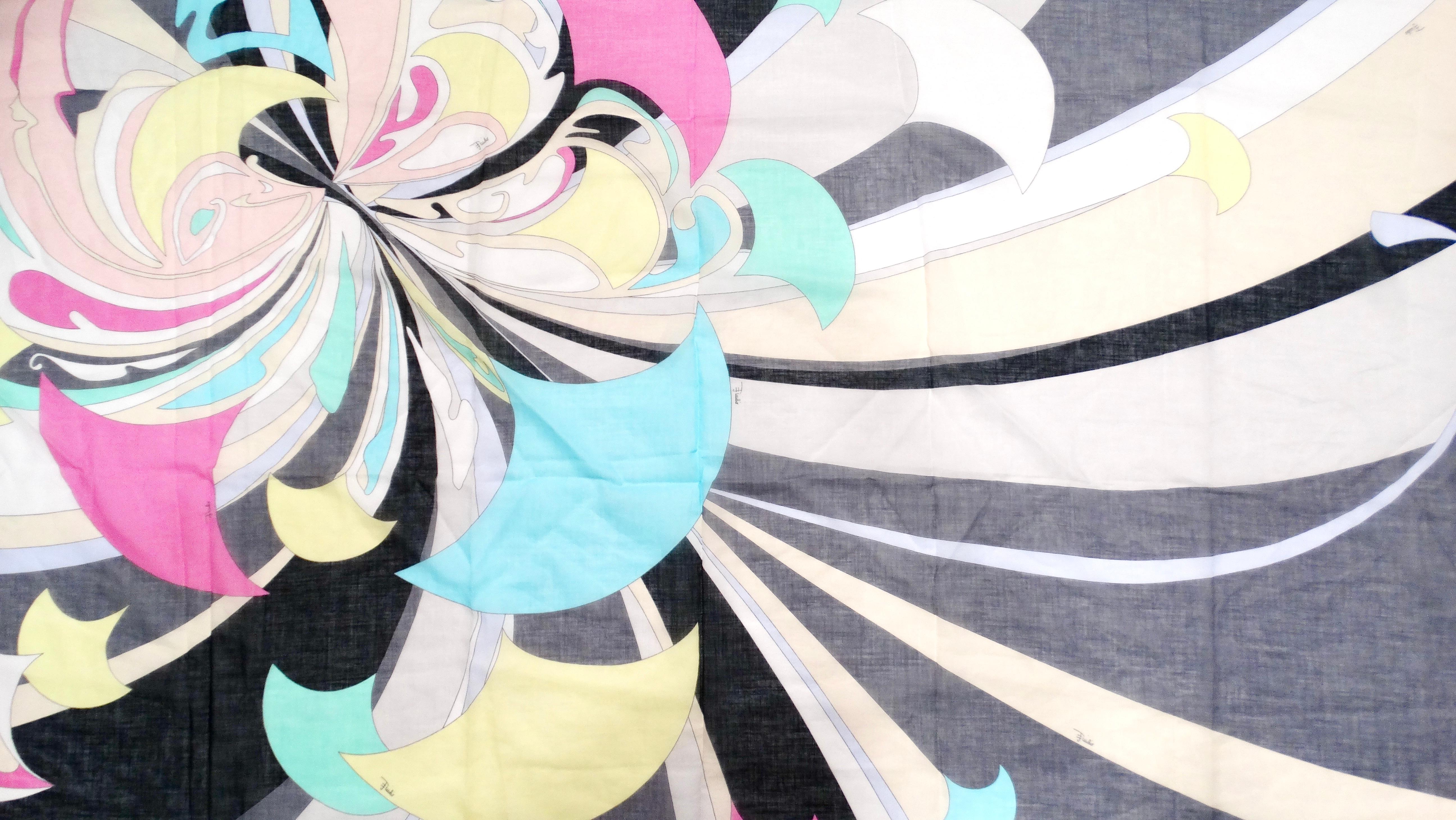 Der Emilio Pucci Large Pareo Orchidea Abstract Print Cotton Scarf ist ein atemberaubendes Accessoire, das den lebendigen, künstlerischen Geist des ikonischen Designers verkörpert. Dieser große Pareo aus weicher, atmungsaktiver Baumwolle besticht
