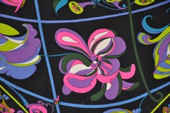 Emilio Pucci - Écharpe en soie à fleurs fantaisistes audacieuses et audacieuses, avec grand triangle caractéristique