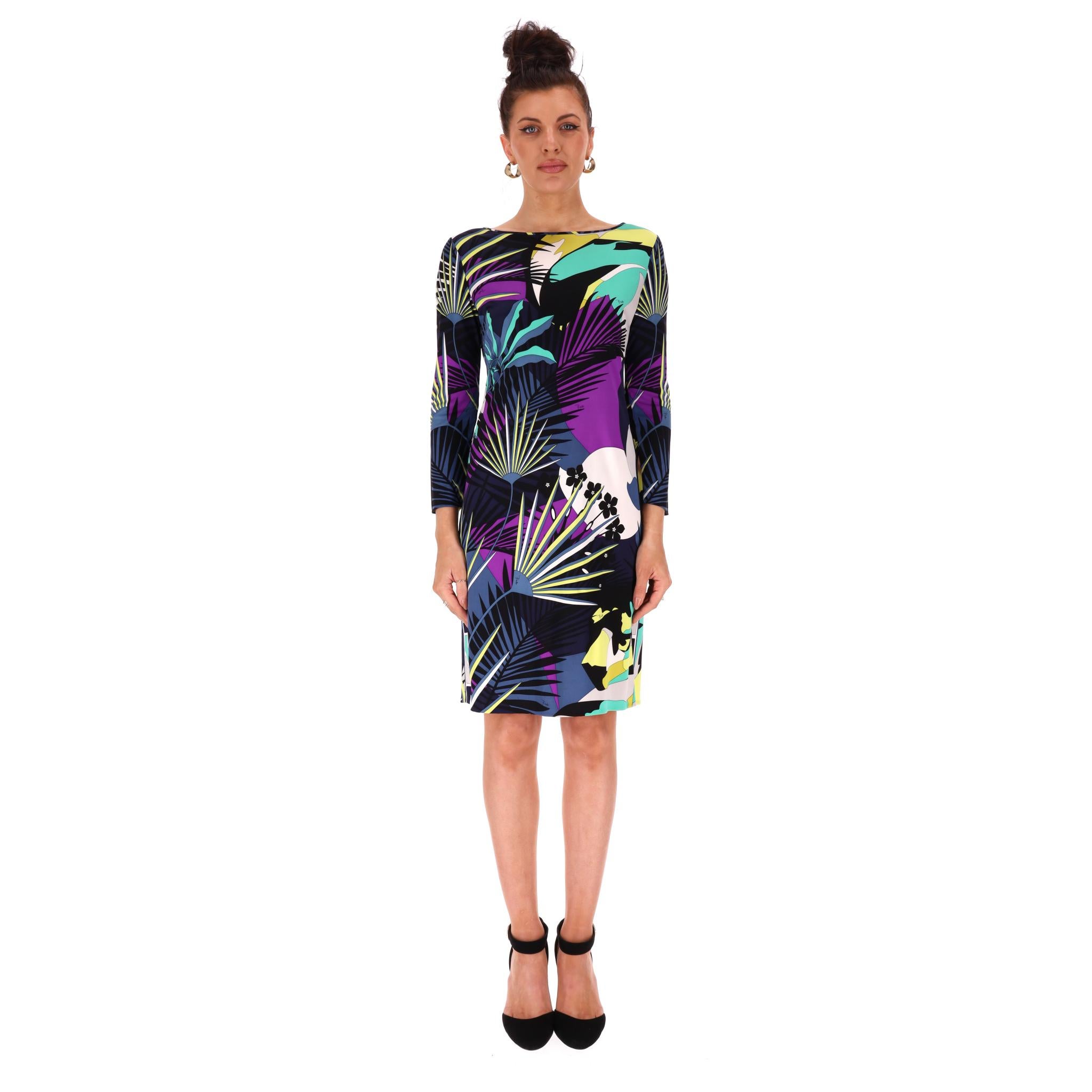 Emilio Pucci Vestido de seda con estampado de hojas

Vestido negro hasta la rodilla confeccionado en seda y diseñado con estampado de hojas en tonos morados y azules.

Con silueta entallada, escote barco y manga larga.

Precio aprox. 800

Talla -