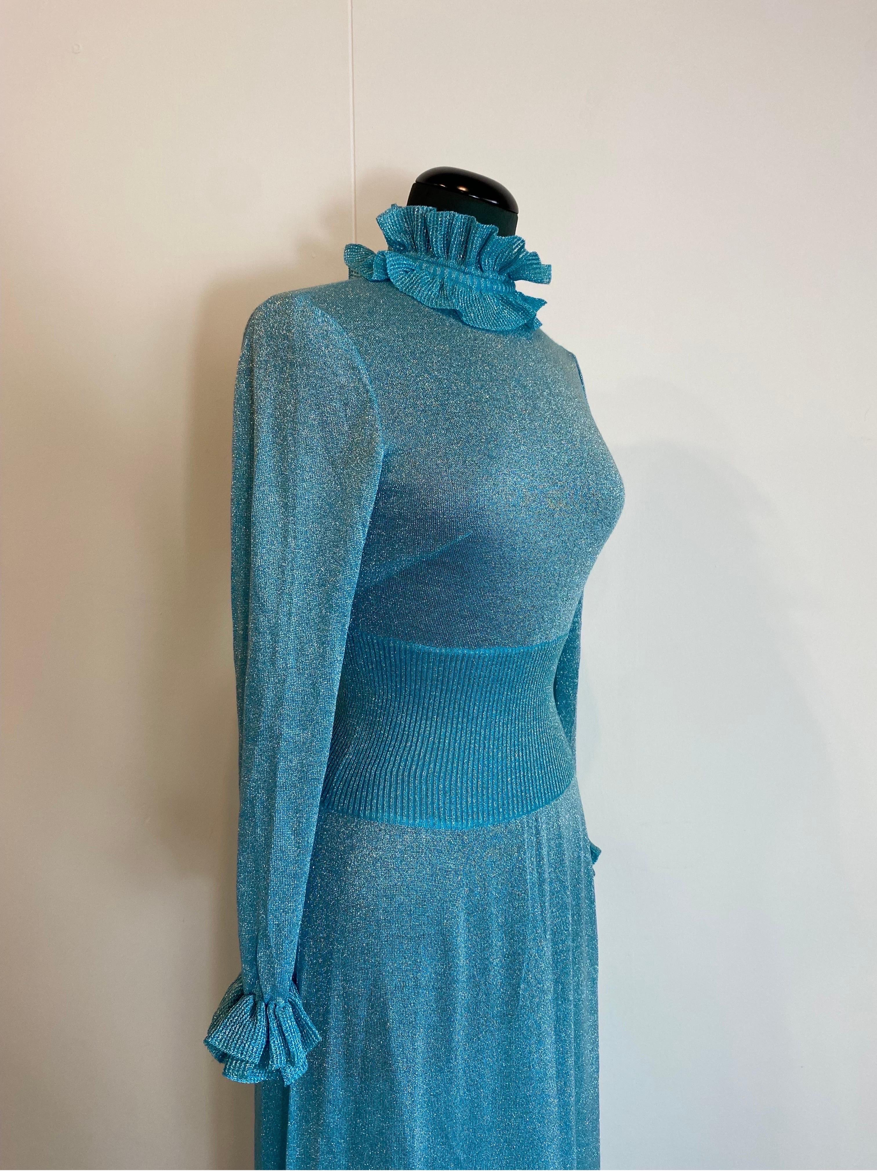 Emilio Pucci long lurex dress.
70s.
size 10 Us
with ruffles on sleeves, crew neck and bottom.
zip on the back.
In good condition, shows signs of normal use.