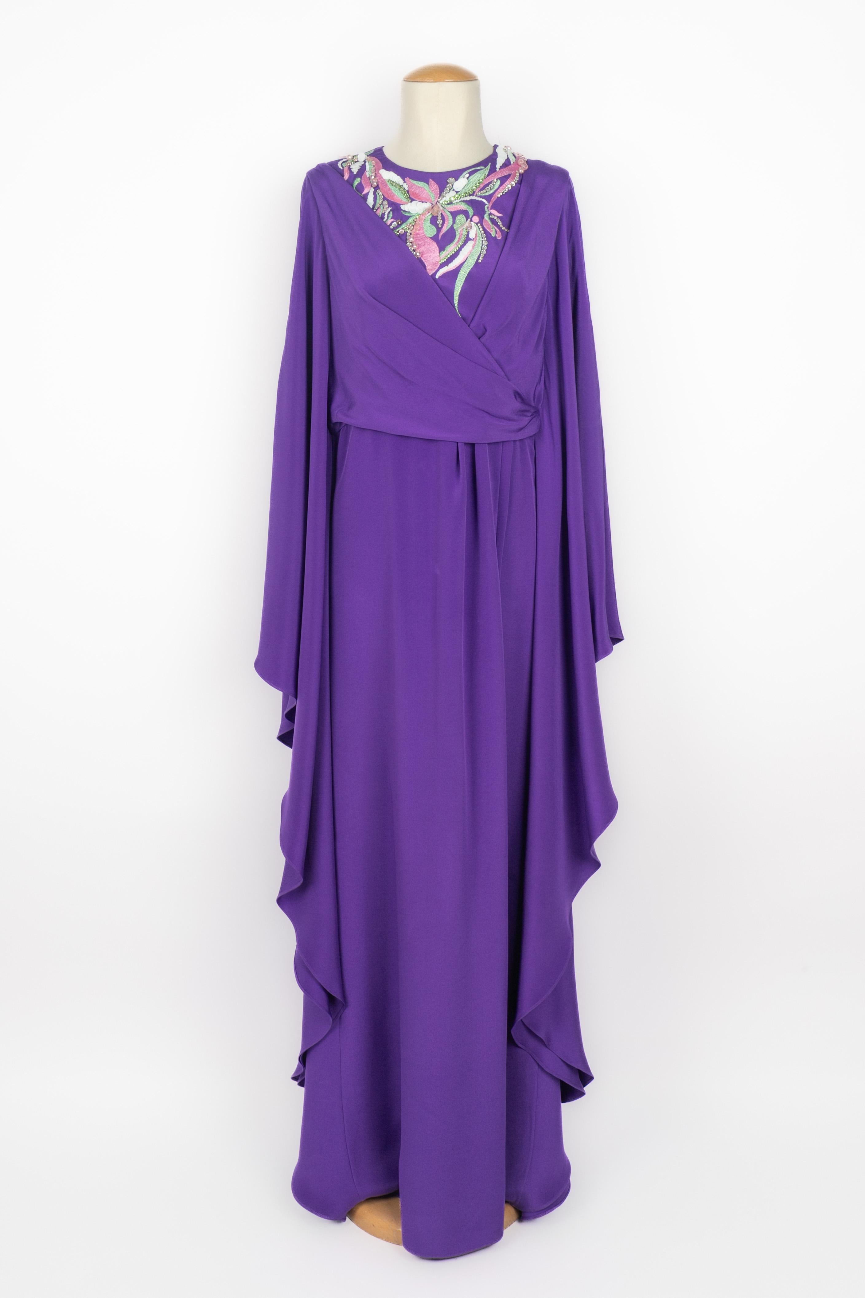 PUCCI - (Made in Italy) Long purple silk dress with a white, green, and pink flower pattern enhanced with pearls, sequins, and rhinestones. Size 42IT.

Condition:
Very good condition

Dimensions:
Shoulder width: 40 cm - Sleeve length: 64 cm -