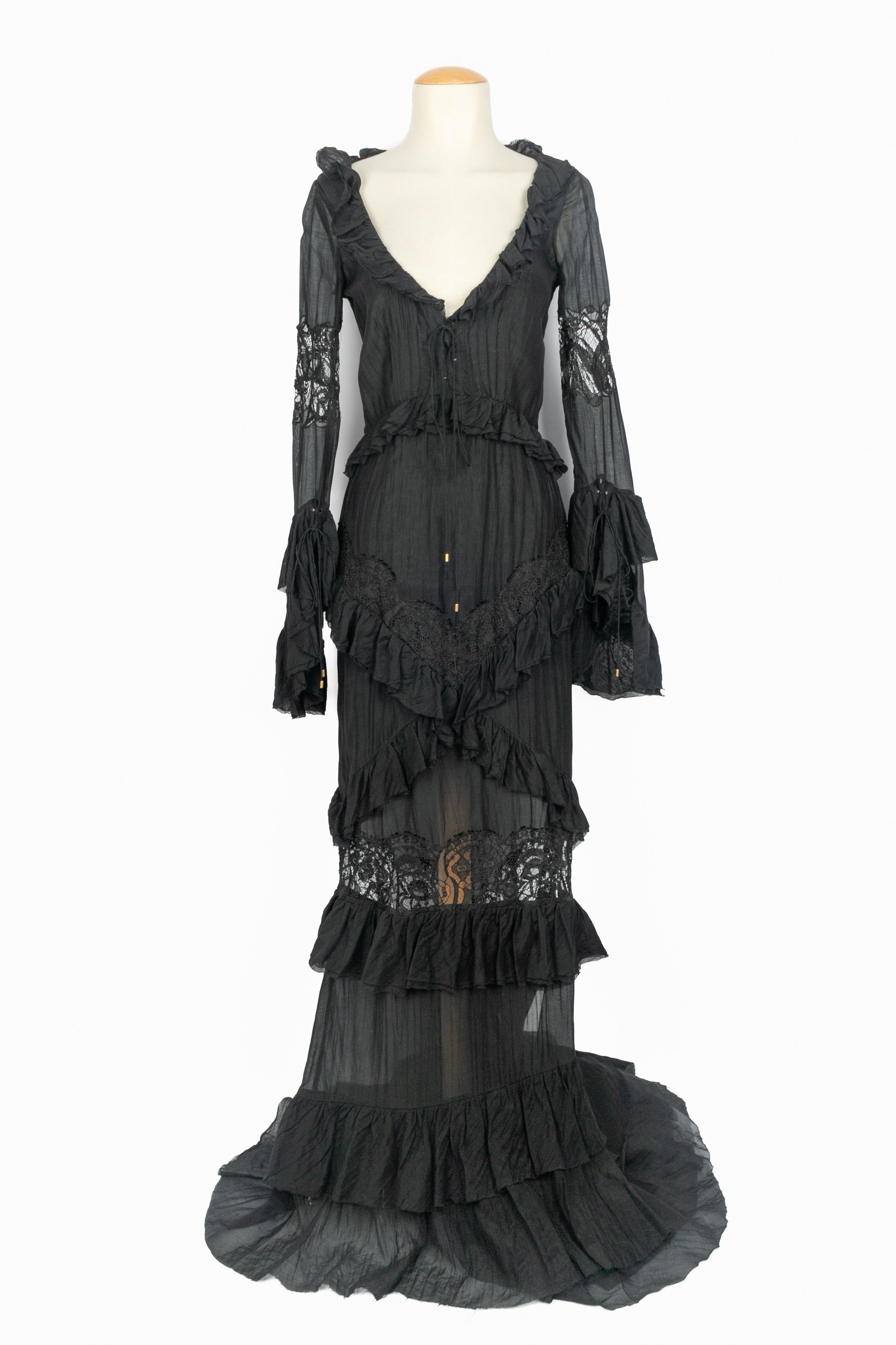 PUCCI - (Fabriqué en Italie) Longue robe noire en coton et soie ornée de dentelle et de volants. Taille 42IT.

Condit :
Très bon état.

Dimensions :
Largeur des épaules : 44 cm - Poitrine : 43 cm - Taille : 33 cm - Longueur des manches : 89 cm -
